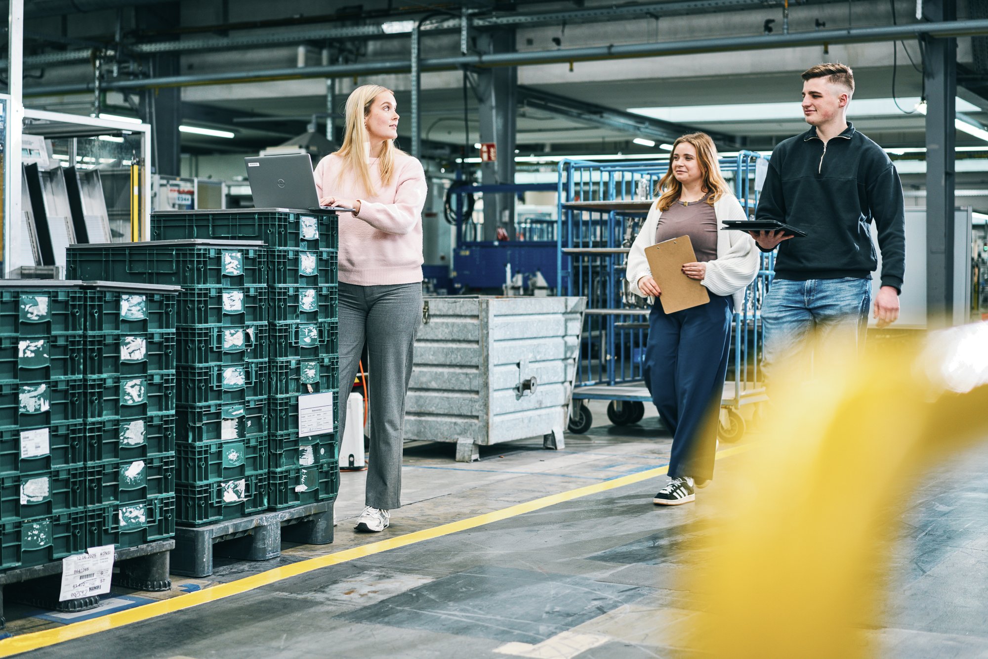 Thermagenix Mitarbeitende in der Produktionshalle auf dem Weg durch die Fertigung von Wärmetauschern