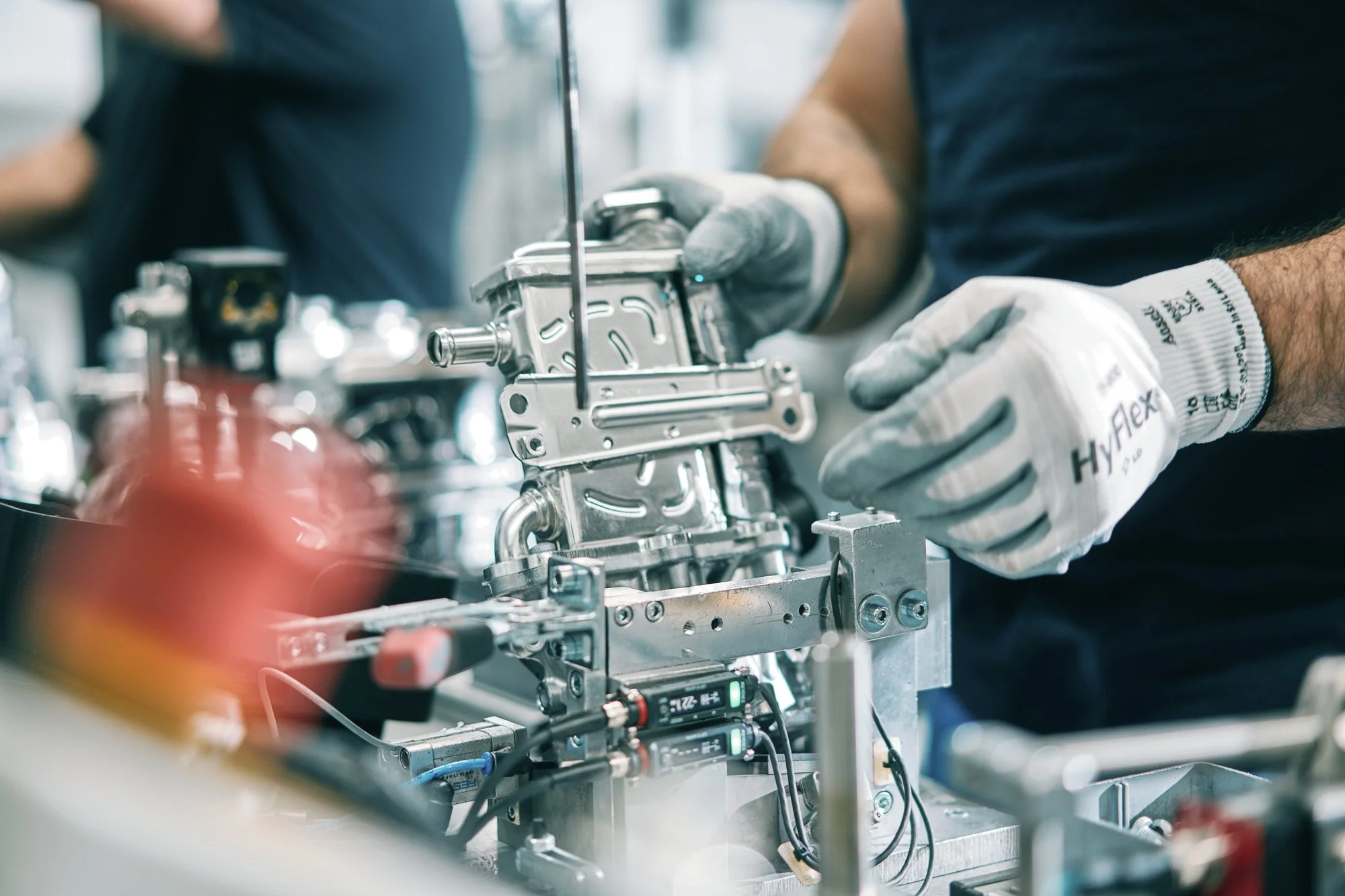 Montage eines Wärmetauschers in der industriellen Fertigung bei Thermagenix durch einen Techniker.