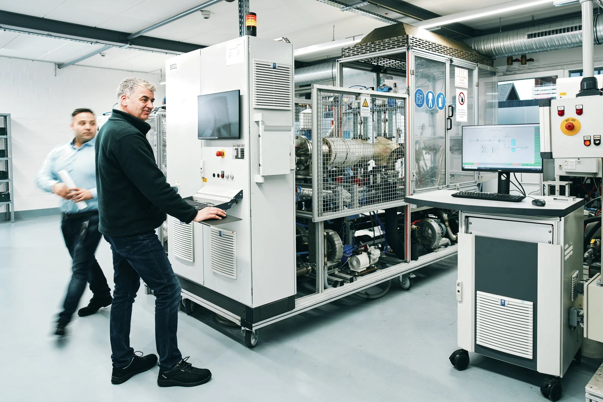 Thermagenix Mitarbeiter bedienen Prüfstand zur Qualitätskontrolle von Wärmetauschern im Thermomanagement