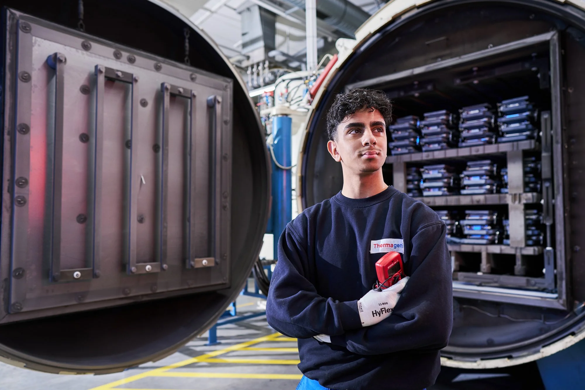 Thermagenix Azubi vor einem Vakuum-Lötofen in der industriellen Fertigung von Wärmetauschern