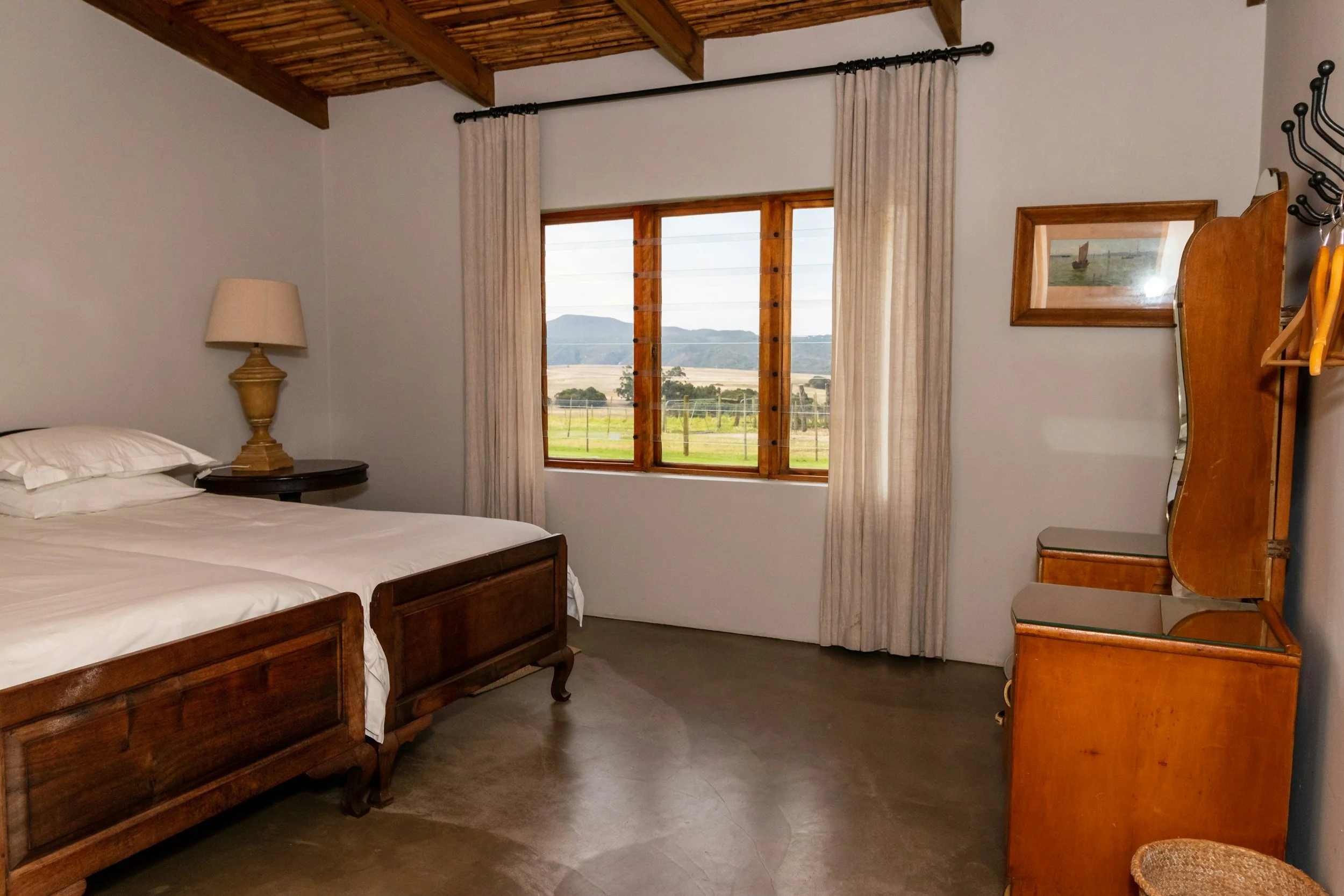 Camera doppia di un B&B in campagna con finestra sulle colline, esempio di foto per la scheda Google