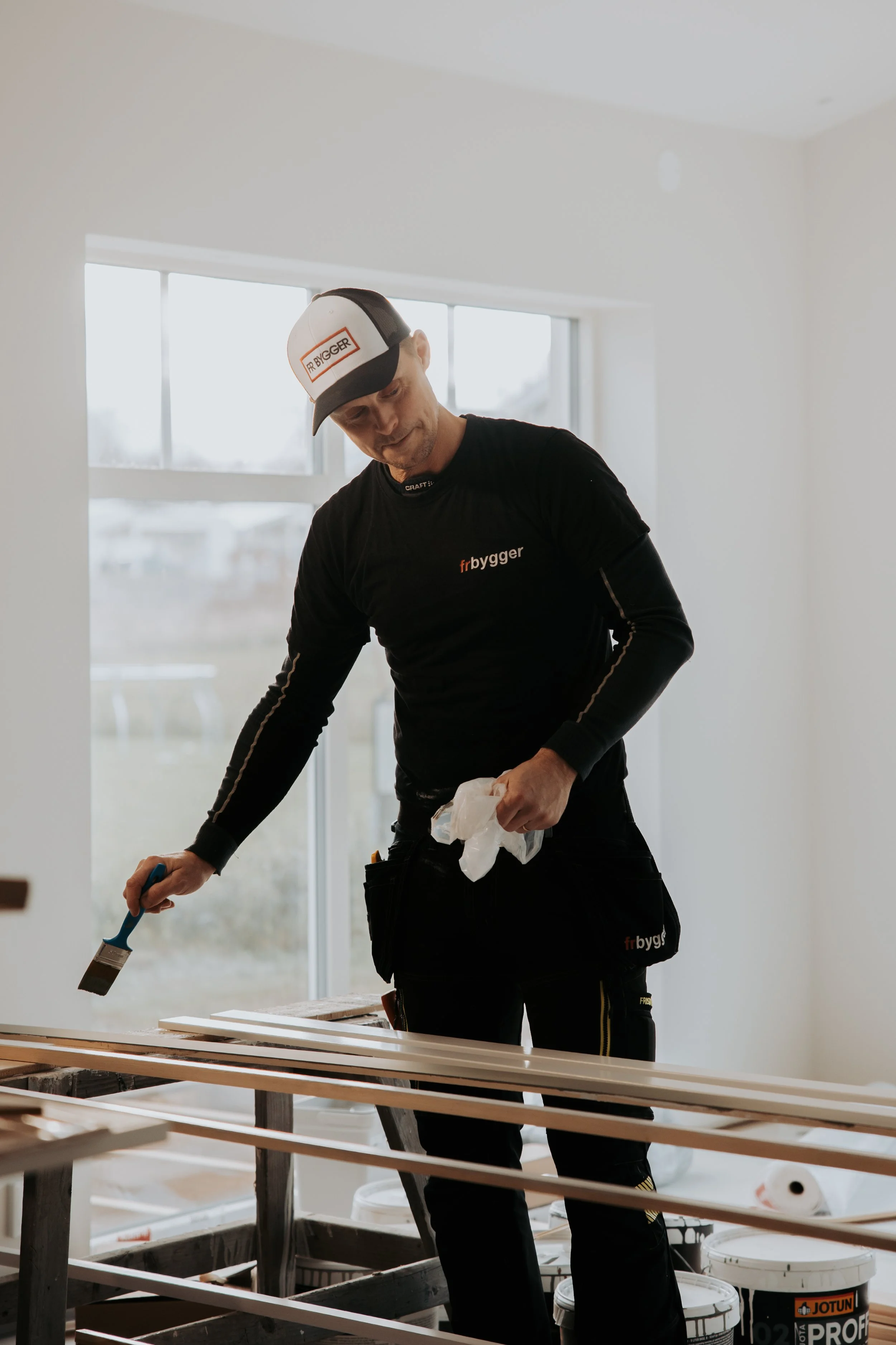 Byggar arbetar inomhus med trämaterial.