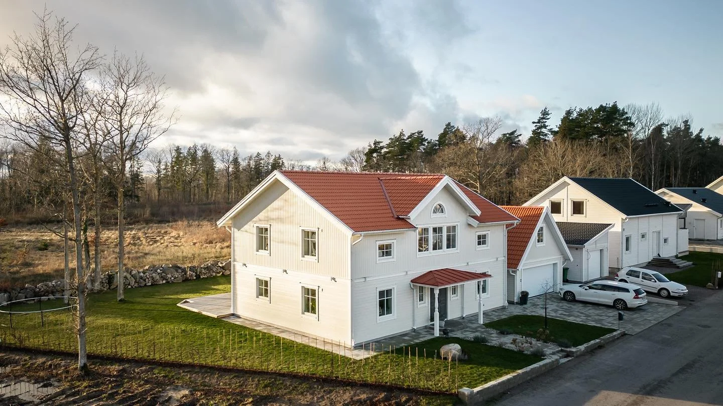 Ytterligare ett hus i F&auml;rjestaden. H&auml;rliga dr&ouml;narbilder p&aring; husets alla vinklar!! 👏🏻☀️☺️

#hus #house #tomt #tr&auml;dg&aring;rd #f&auml;rjestaden #oland #&ouml;land #kalmar #kalmarl&auml;n