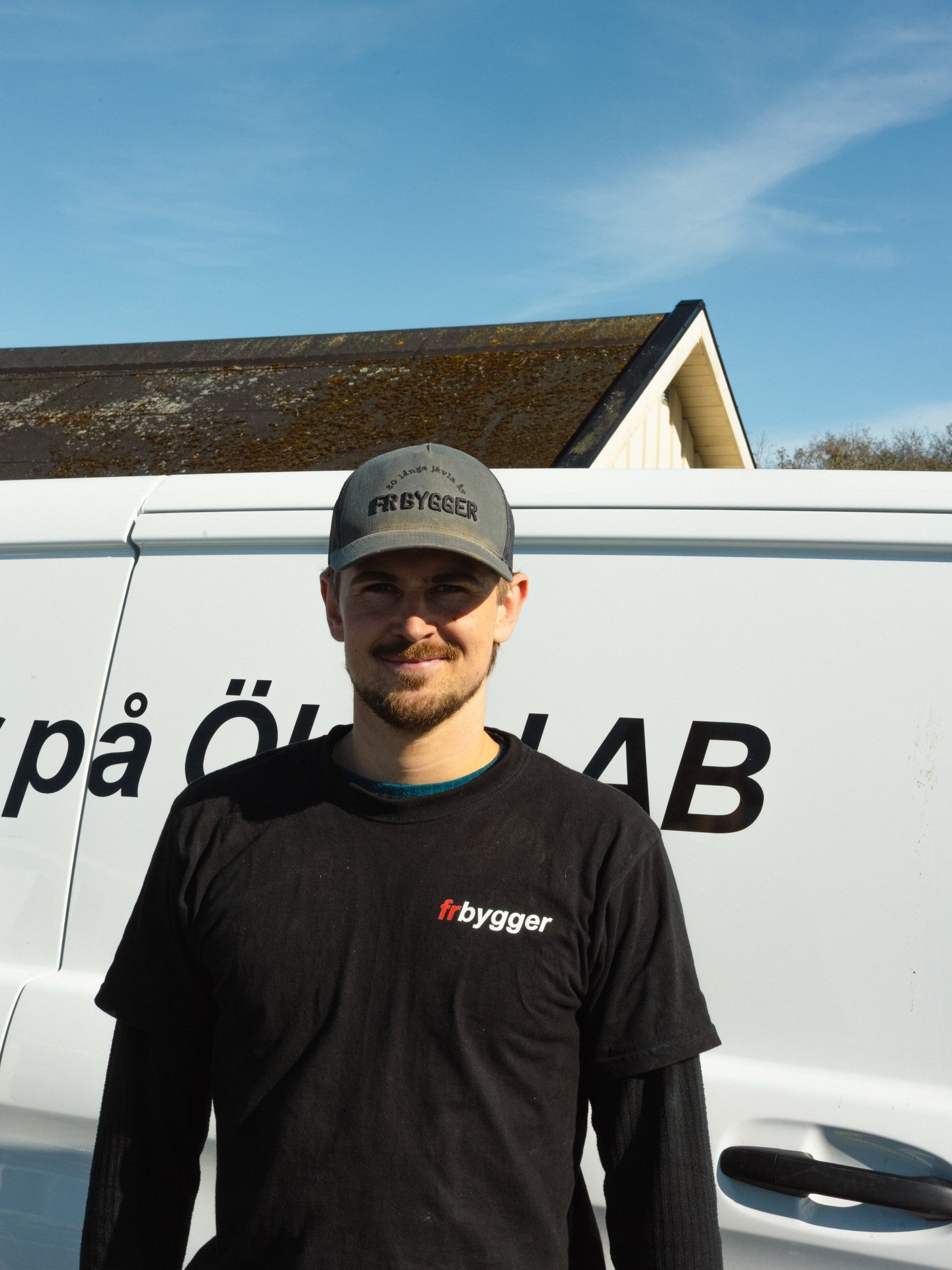 M&ouml;t v&aring;rat Team!

Malte Johansson
26 &aring;r

Fotbollsfantast⚽️
@farjestadensgoif_officiella 

P&aring; helgerna briljerar han bakom trummorna tillsammans med sitt band Seaside🎤

Arbetet 6 &aring;r p&aring; Fr bygger 🔨