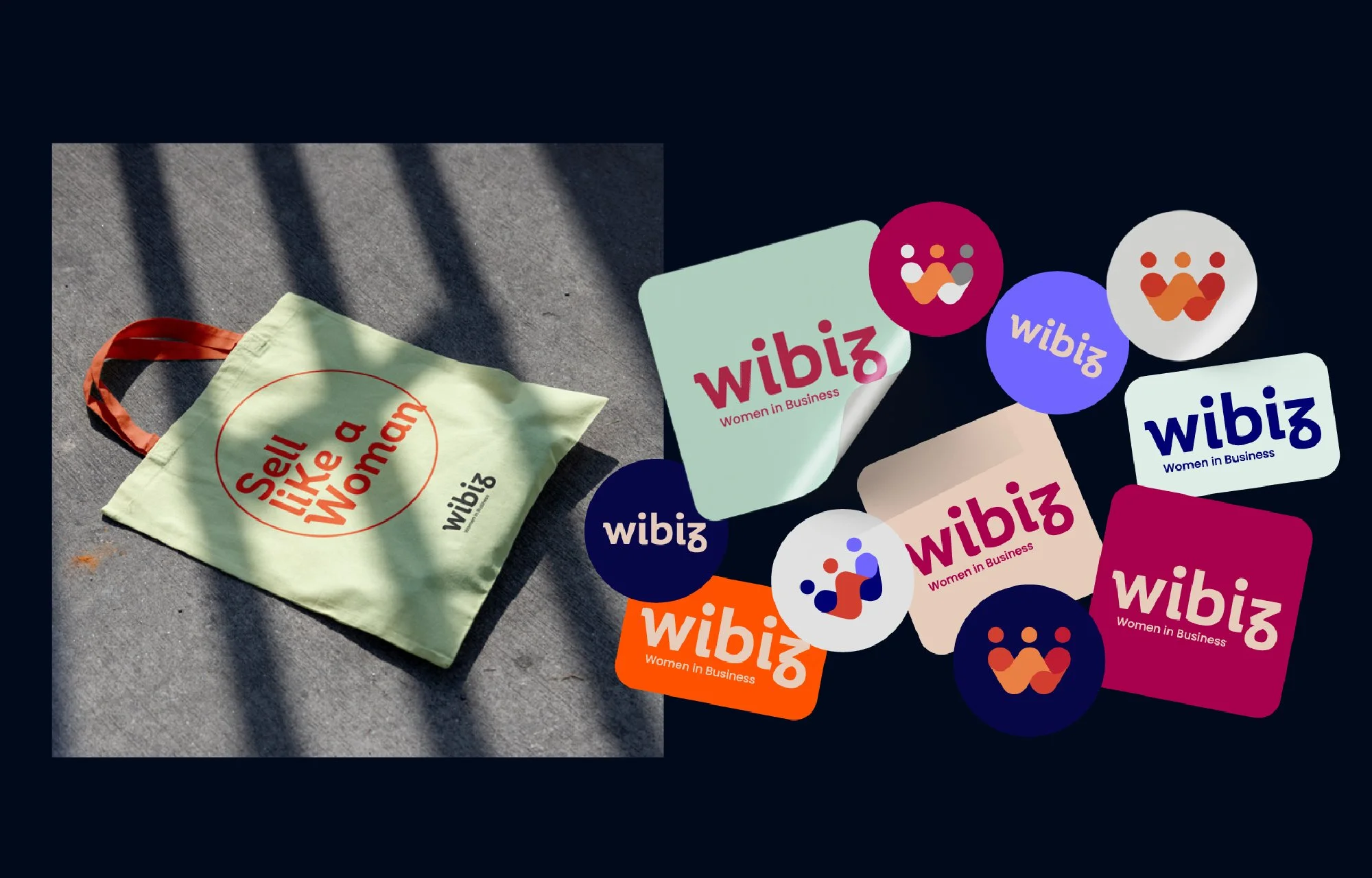 Imagem de uma sacola de pano com a frase 'Sell like a Woman' e vários adesivos e bottons com o logotipo e nome 'Wibiz Women in Business' em cores variadas