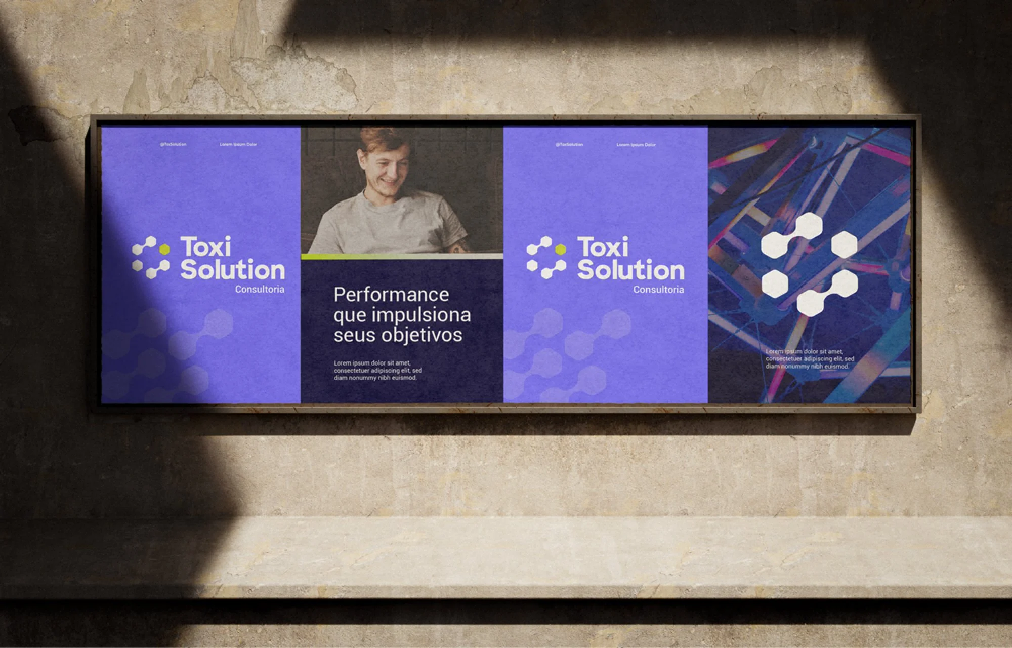 Banner digital de uma consultoria chamada Toxi Solution, com cores predominantes em azul, contendo o logo, o nome da empresa e o slogan 'Performance que impulsiona seus objetivos', além de uma foto de uma pessoa sorridente.