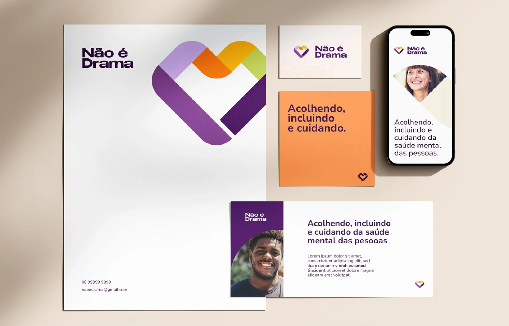Coleção de materiais de conscientização da campanha 'Não é Drama' com logotipo colorido, cartões e cartazes, incluindo uma mensagem sobre acolhimento, inclusão e cuidado da saúde mental das pessoas, além de uma foto de um homem sorridente e um smartp