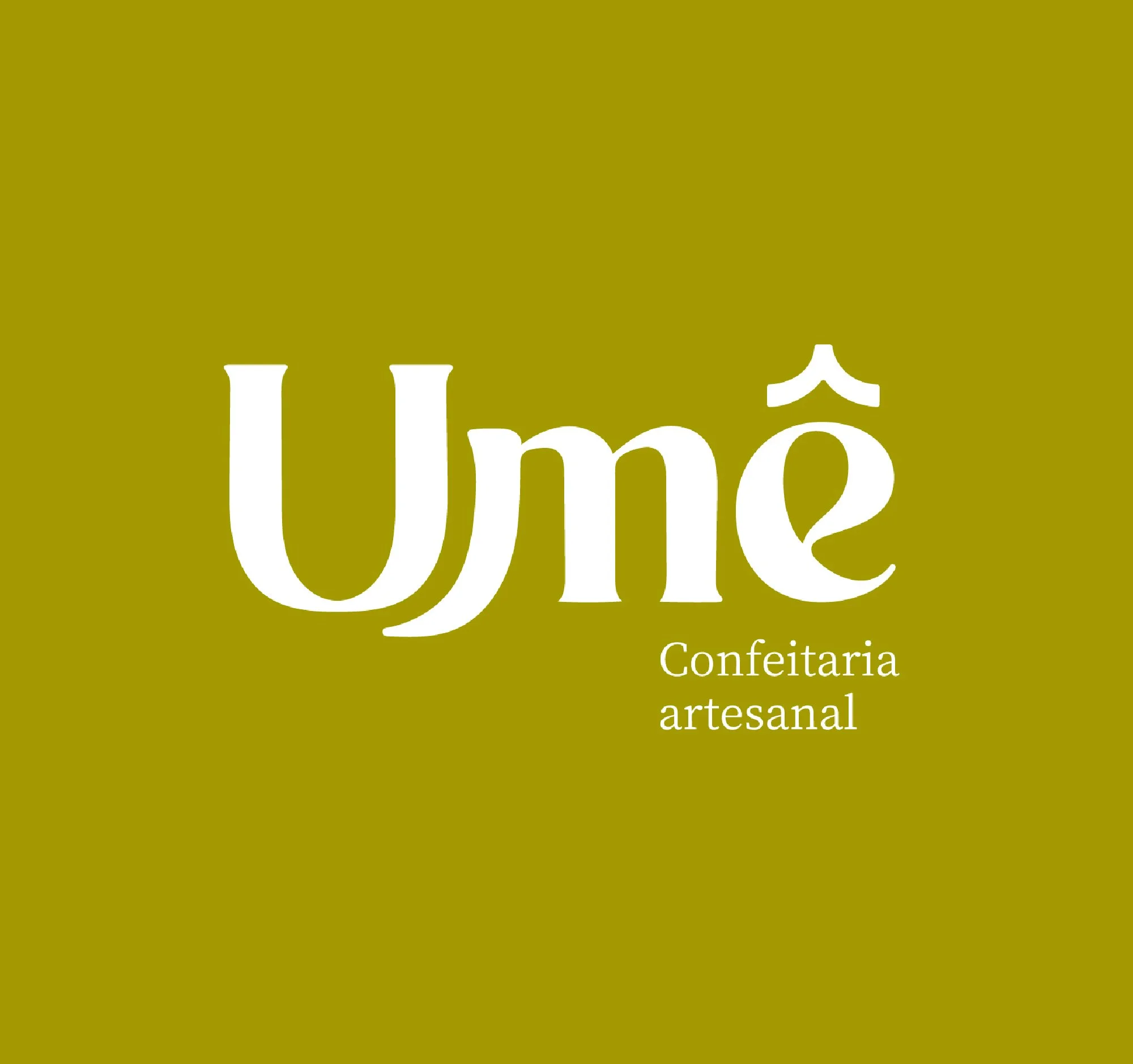 Logo de uma confeitaria artesanal chamada Ume, com fundo verde oliva.