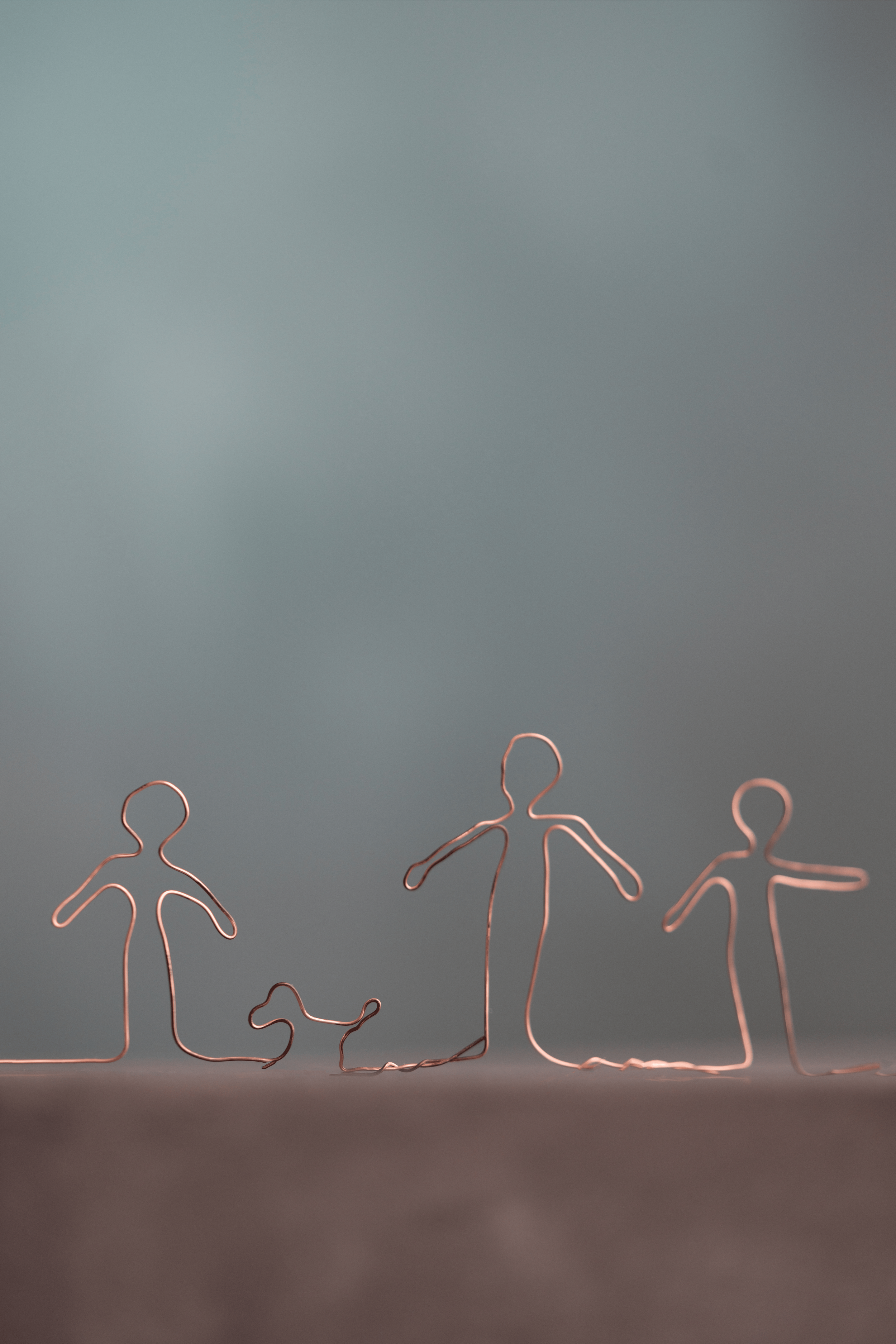 Foto: Cecilie Hatløy, Møre Media AS. Wirefigurer, mennesker, familie. Kobber.