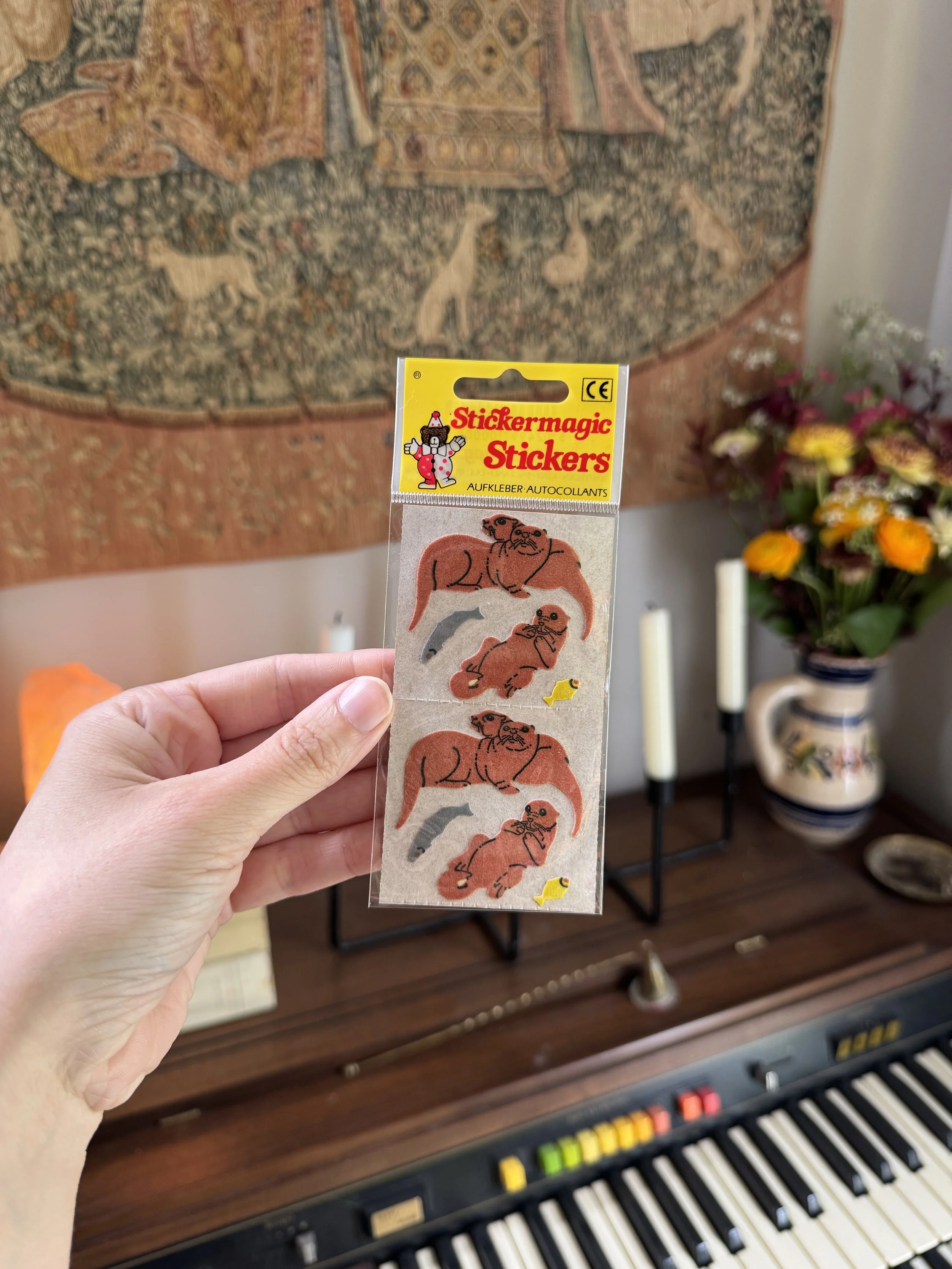 Stickers vintage - les loutres en amour (peluche)