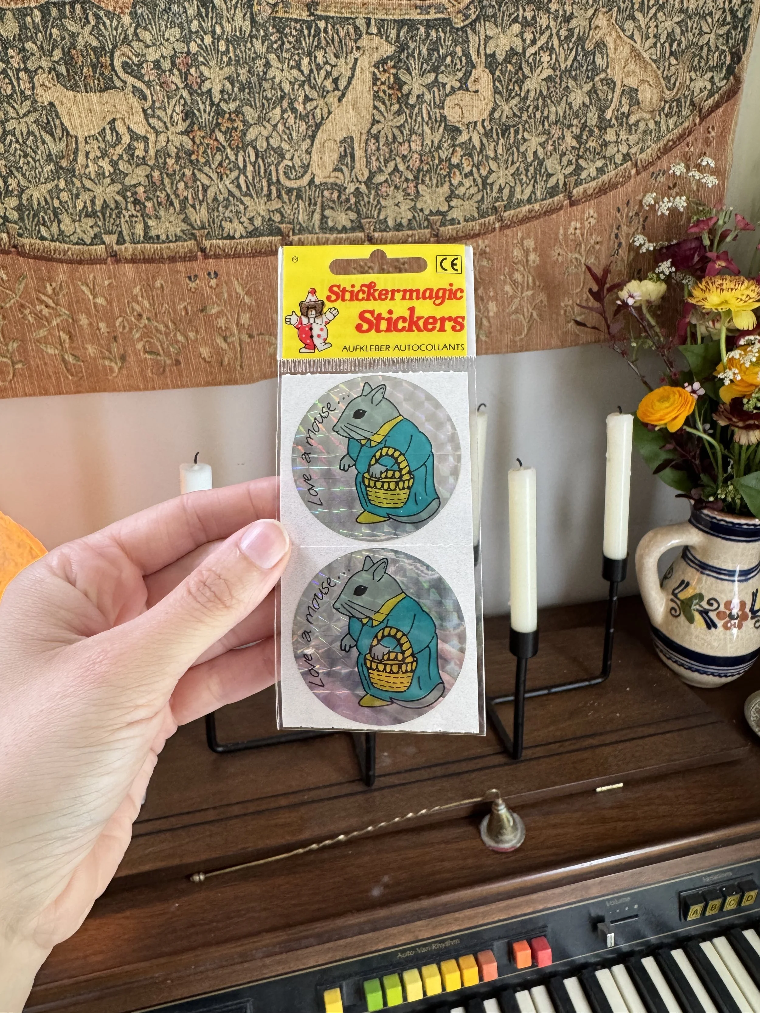 Stickers vintage - une souris avec un panier (luisant)