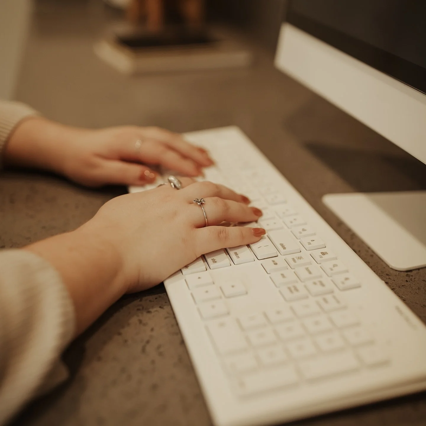 Just me, my keyboard, and about 47 tabs open 🔑✨ making the magic happen behind the scenes 

#RealEstateLife #RealEstate #SolanoCountyRealtor #VacavilleRealEstate #Buy #Sell #SolanoCounty #realtor