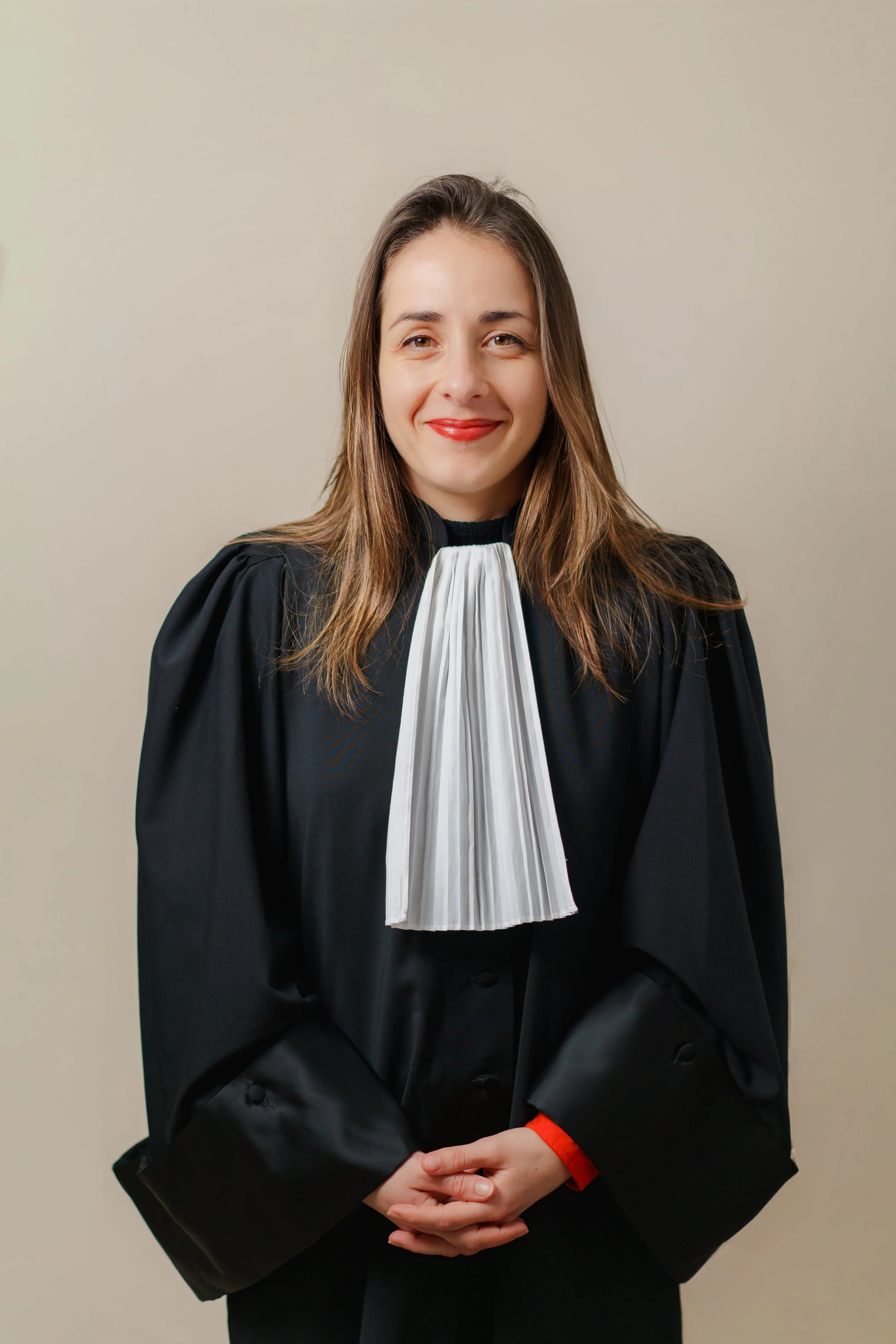 Avocate en droit des étrangers et de la nationalité à Nantes en robe noire et blanche lawyer abogado immigration france