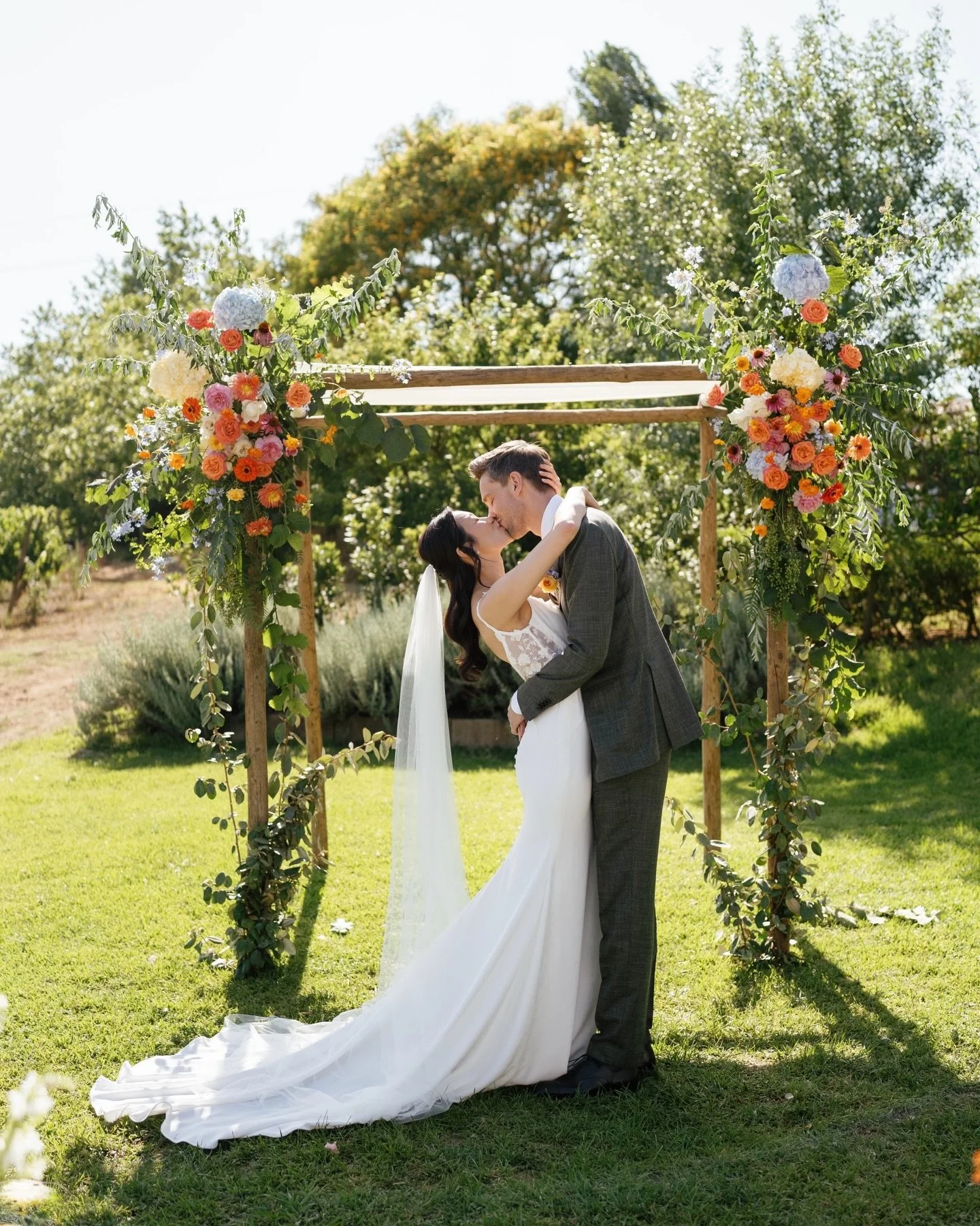 Cass &amp; Carsten summer wedding in Quinta de Sant&rsquo;Ana, with the most gorgeous florals&rsquo; colour palette 💐

Venue: @quintadesantanamafra 
Florals: @quintadesantanaflores 
Photography: @patdecarvalhofotografia 
Makeup &amp; hair: @alexandr