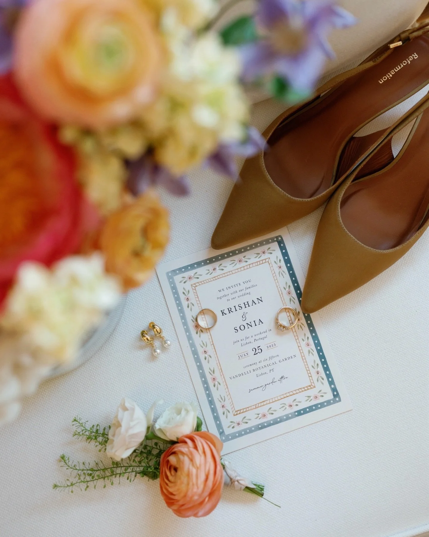 Ok, I know I just posted about Sonia and Krishan&rsquo;s wedding day a few days ago, but I really can&rsquo;t get over it, so here we are again.

This wedding at @vandelli.pt was the perfect mix of Brazilian and Indian cultures. From the colourful fl