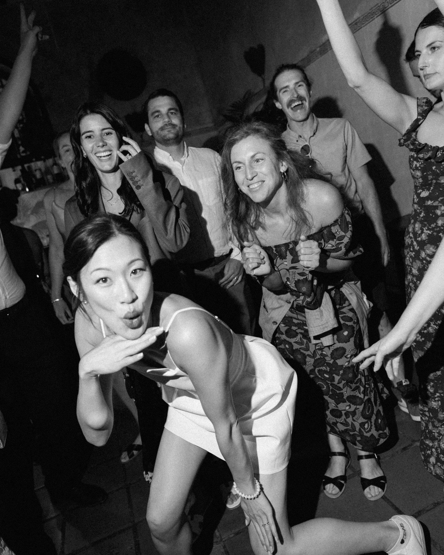 I&rsquo;ll take a chaotic dancefloor any day 🪩

Photography: @patdecarvalhofotografia
Venue: @quintadesantanamafra 
Florals: @quintadesantanaflores 
Makeup &amp; hair: @alexandracastromua 
DJ: @andrerebelogalvaodj 
@c_leechiang @carstenpasslick 

#p