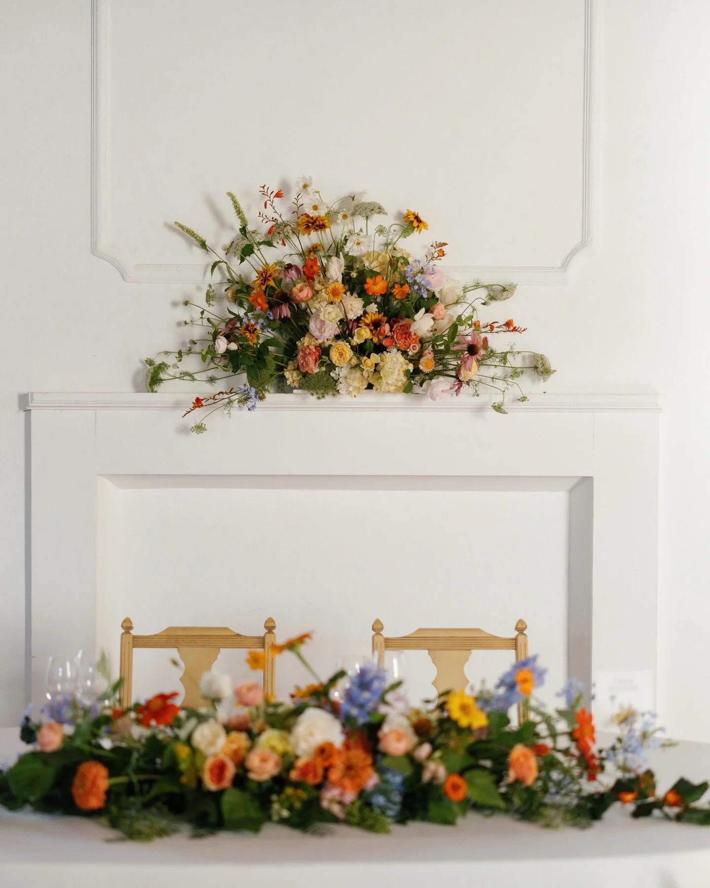 A biiiig lover of colourful floral arrangements 🧡 beautiful ones by @quintadesantanaflores