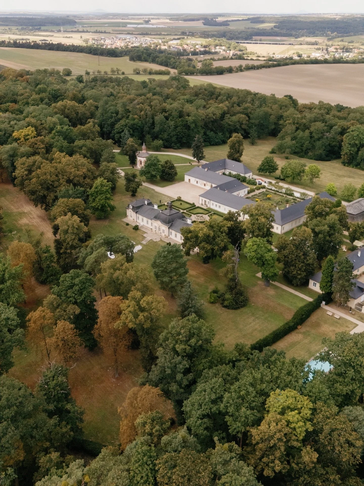 That one time I flew to Prague to photograph Julie and Sam&rsquo;s wedding day at @zamekbonrepos and I fell in love with the place 💘

A veryyyy special wedding from 2025 that I really want to show more of here! (In the meantime, it is already online