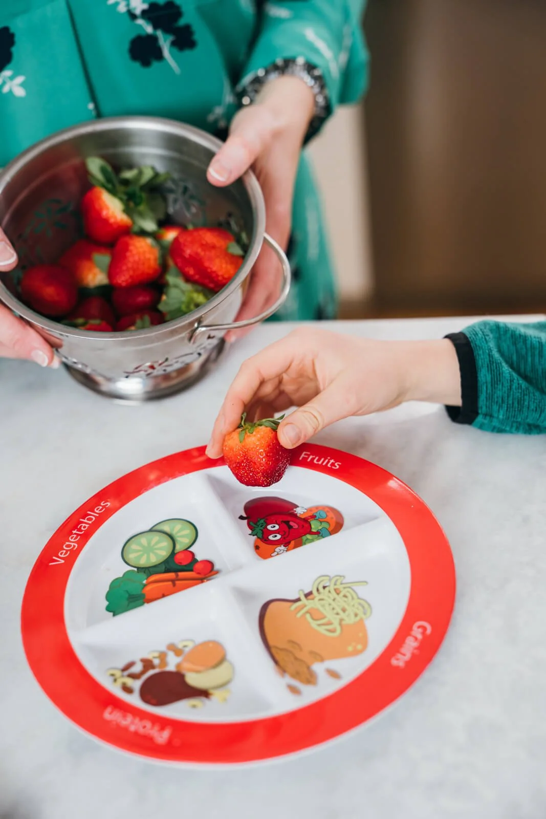 Happy families sharing their experience with pediatric nutrition counseling