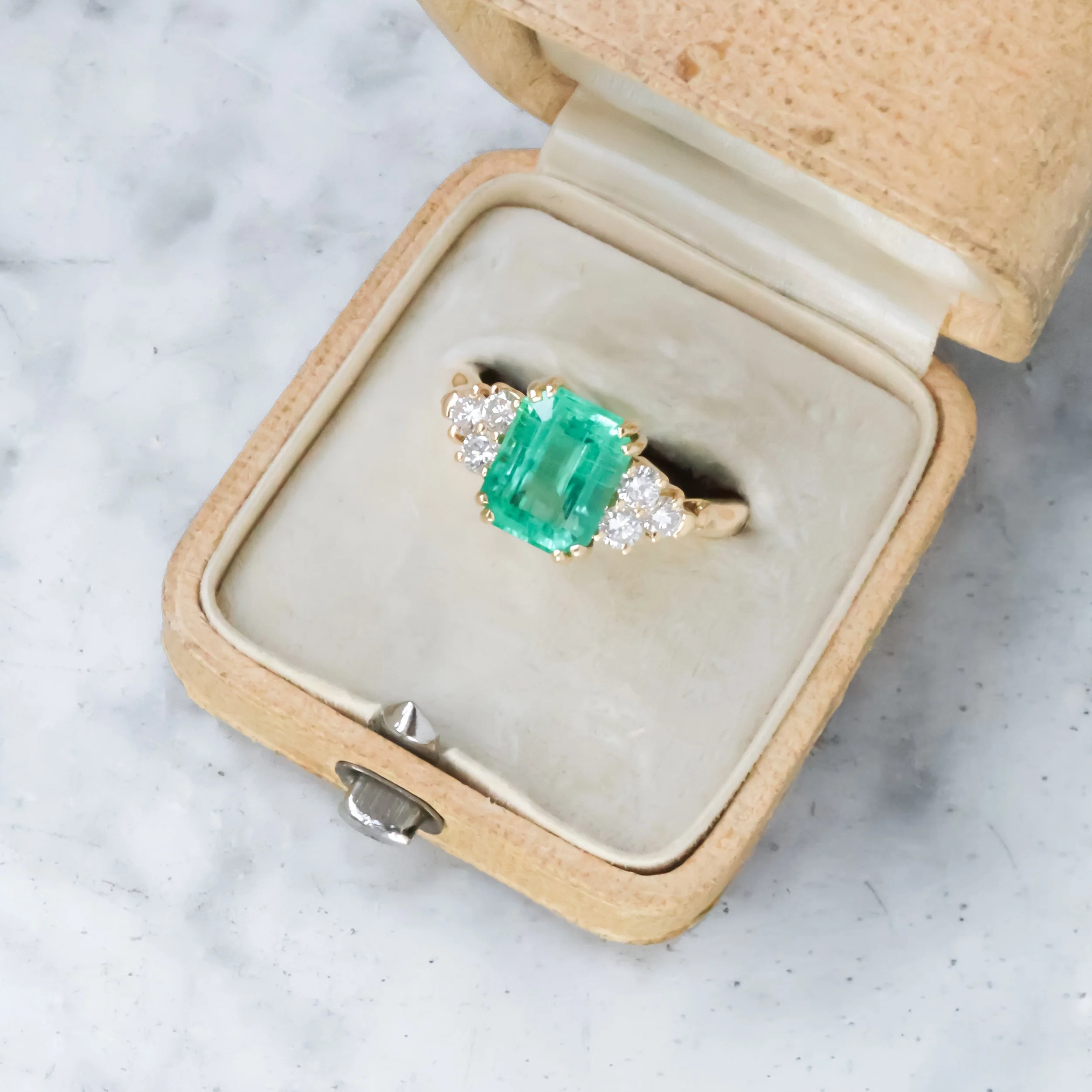 bague or jaune émeraude et diamants