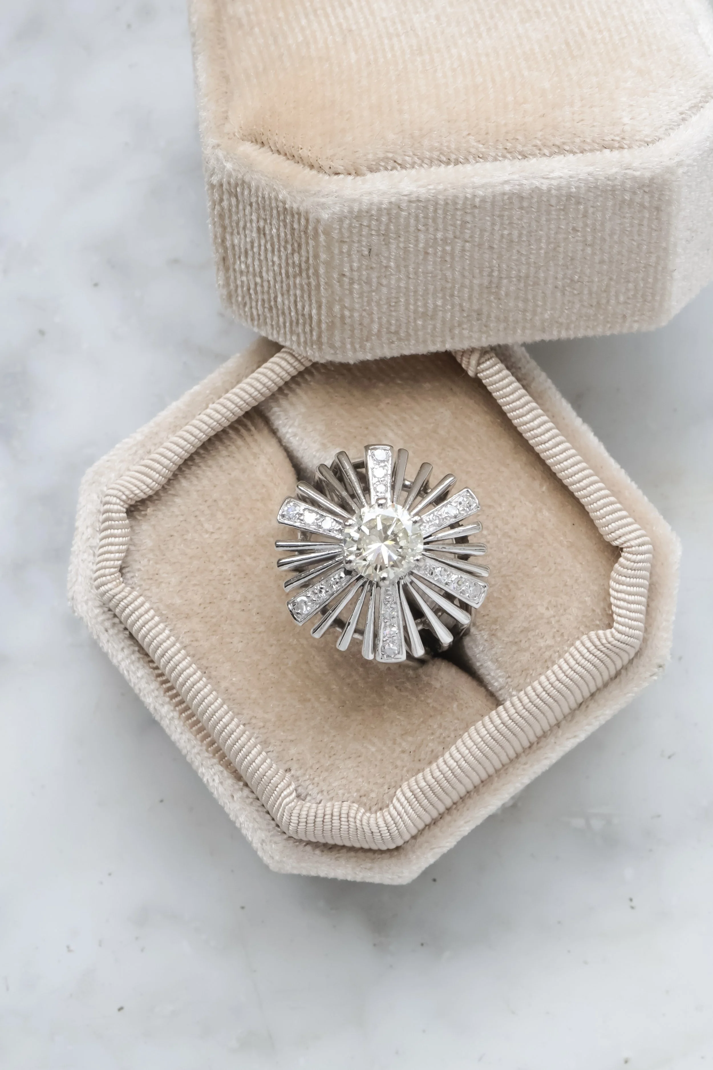 bague vintage en platine ornée de diamants