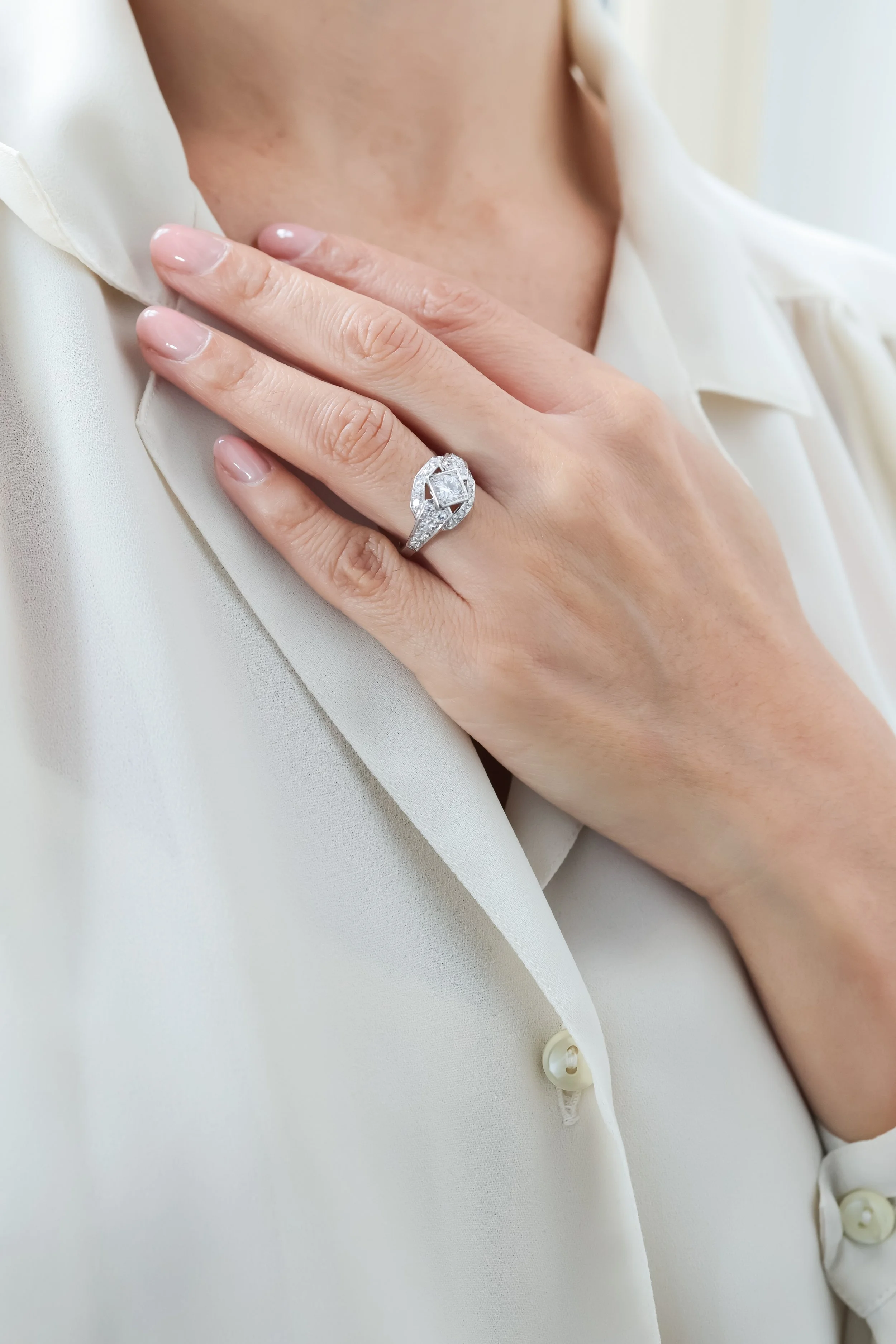 Main portant une bague art Deco ornée de diamants, bague a retrouver dans notre bijouterie ancienne à Rouen