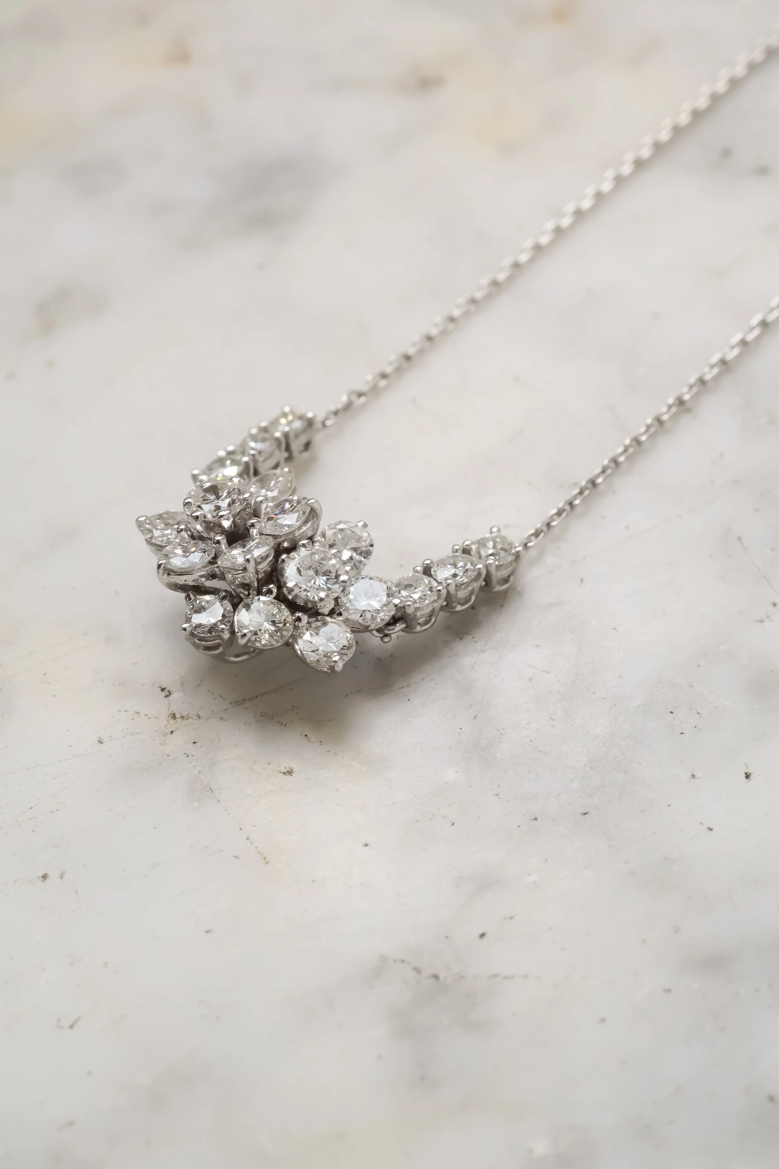 Collier en argent avec pendentif en forme de fleur orné de diamants. 