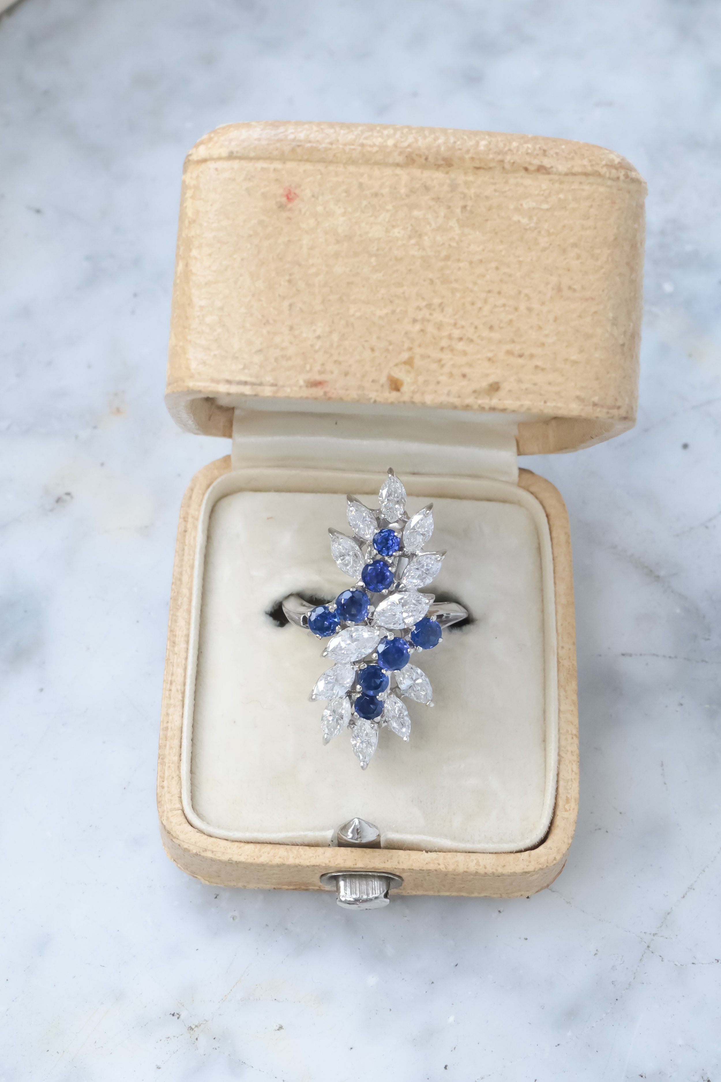 Bague en or blanc ornée de diamants navettes et saphirs ronds