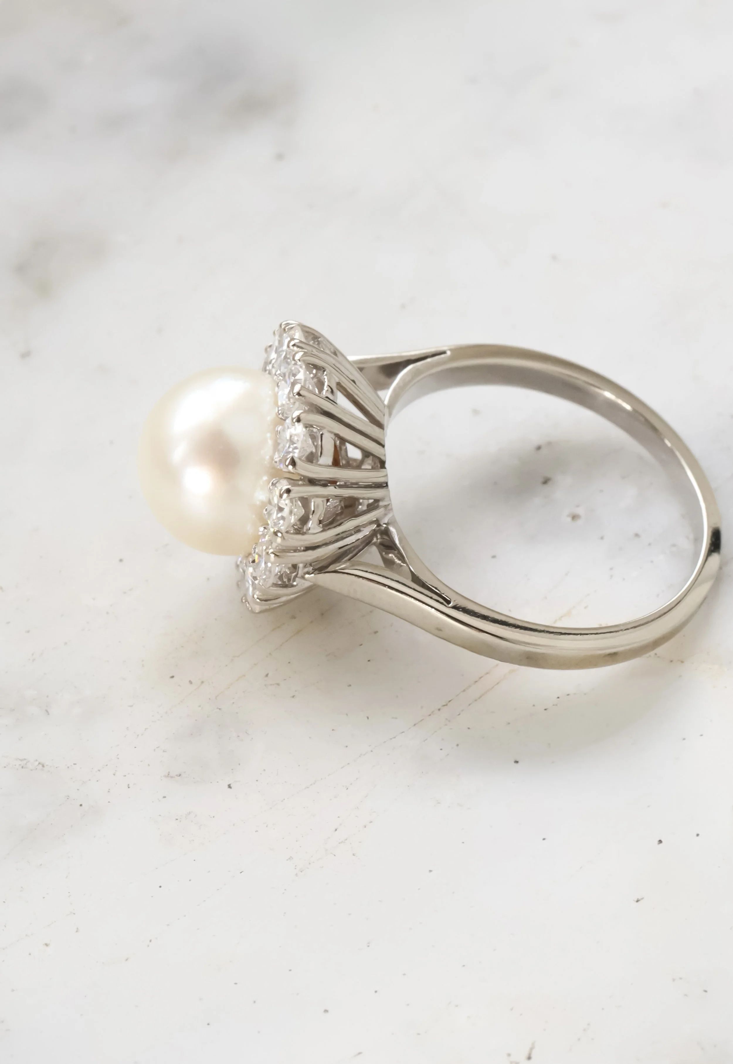 Bague en argent avec une perle blanche et des diamants.