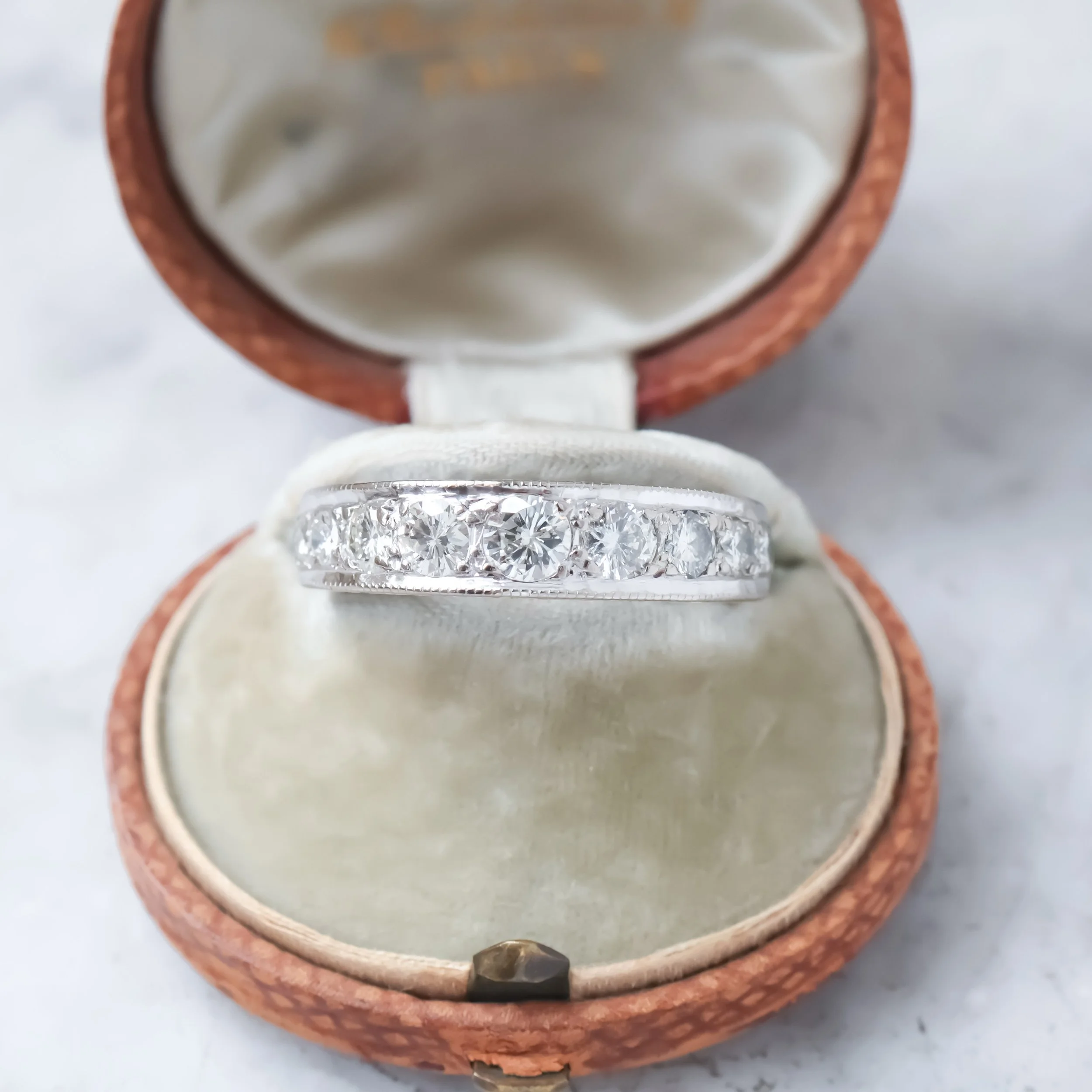 Demi alliance ancienne art déco ornée de diamants