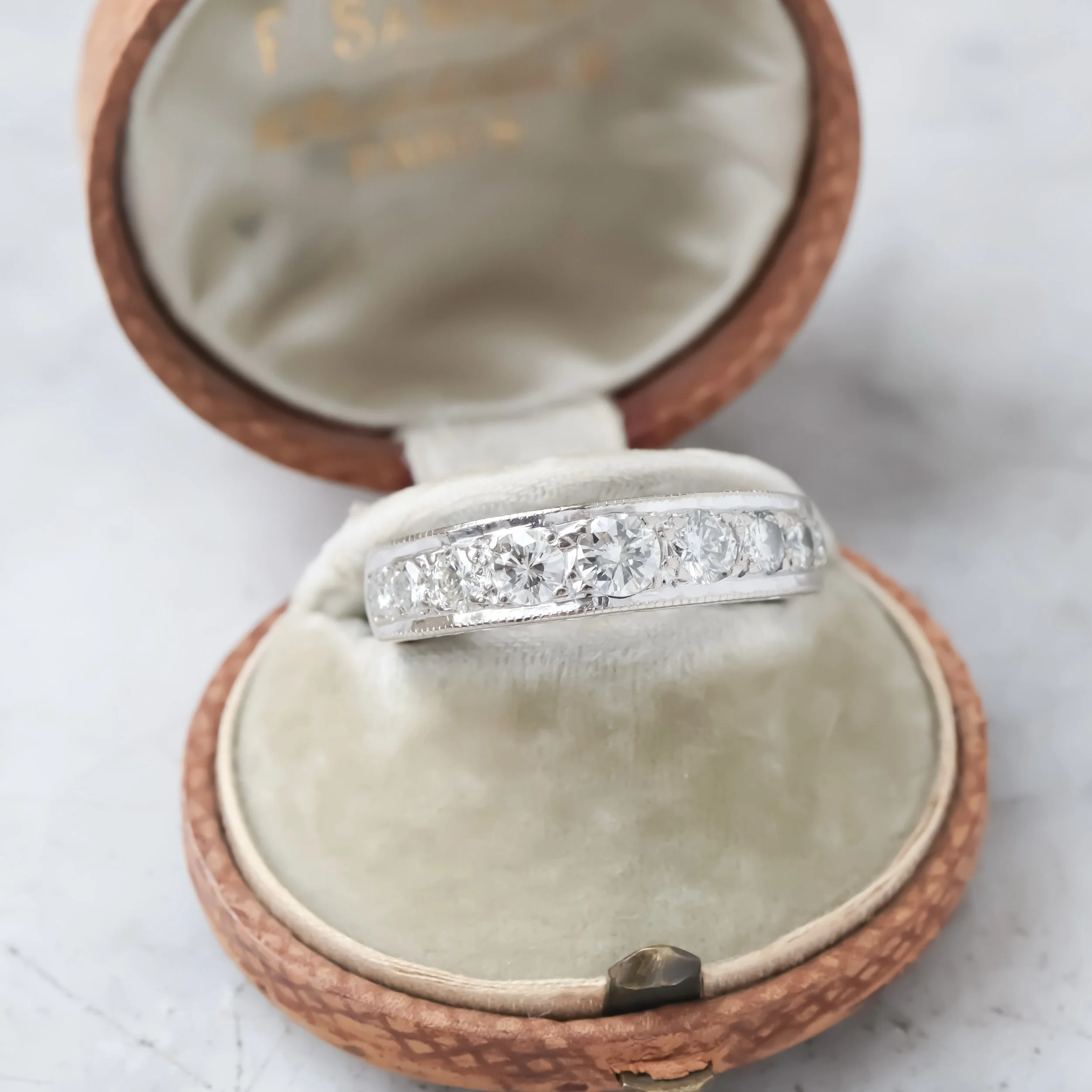 Demi-alliance ancienne art déco ornée de diamants dans un écrin ancien 