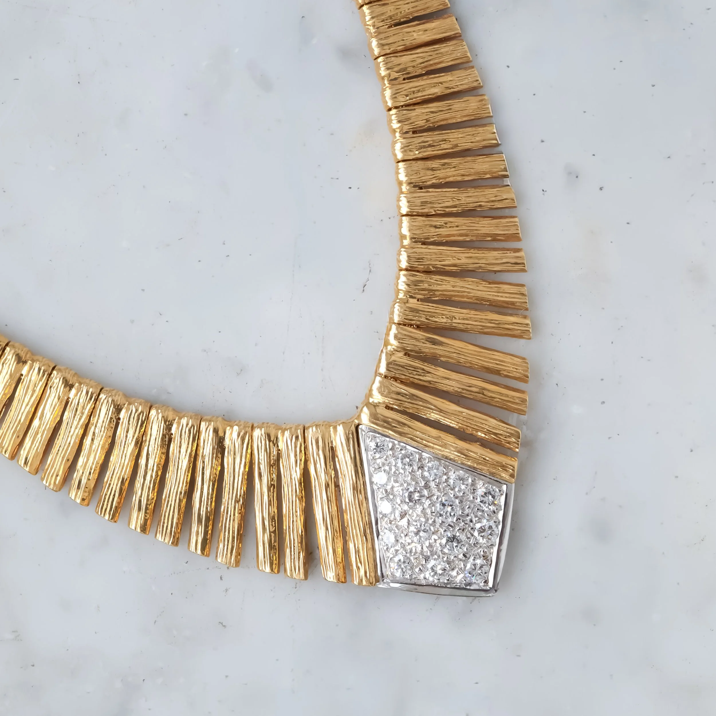 Collier en or avec des accents en diamants.