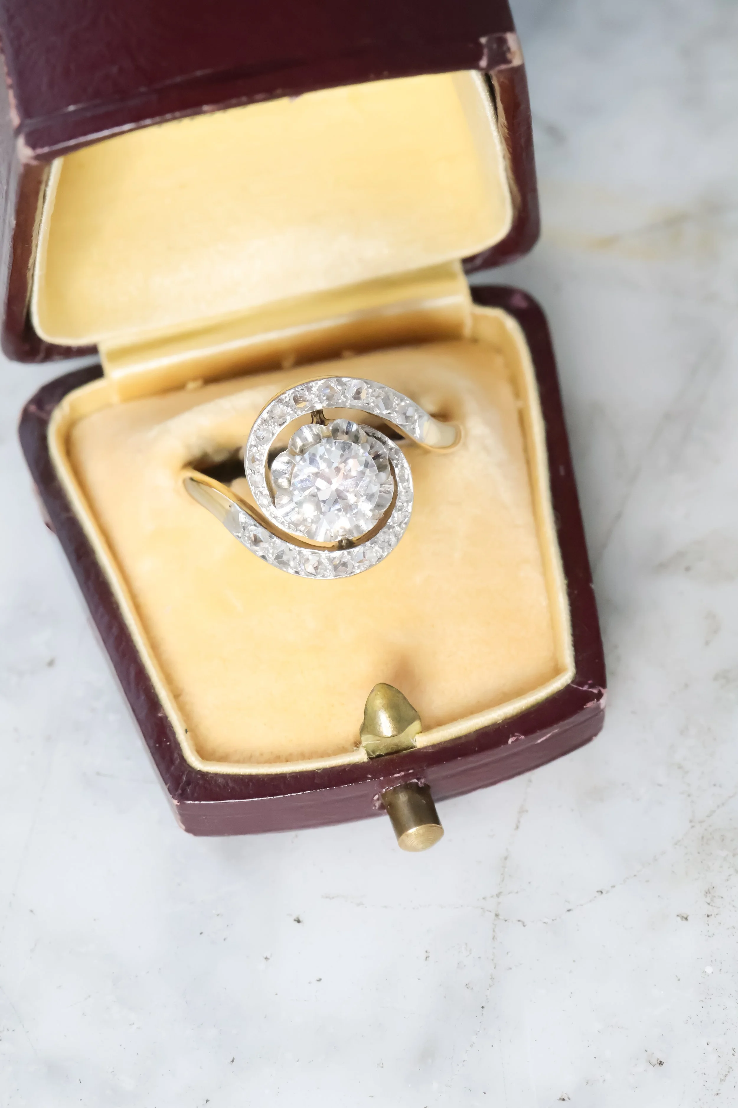 Bague tourbillon ancienne on or jaune ornée de diamants