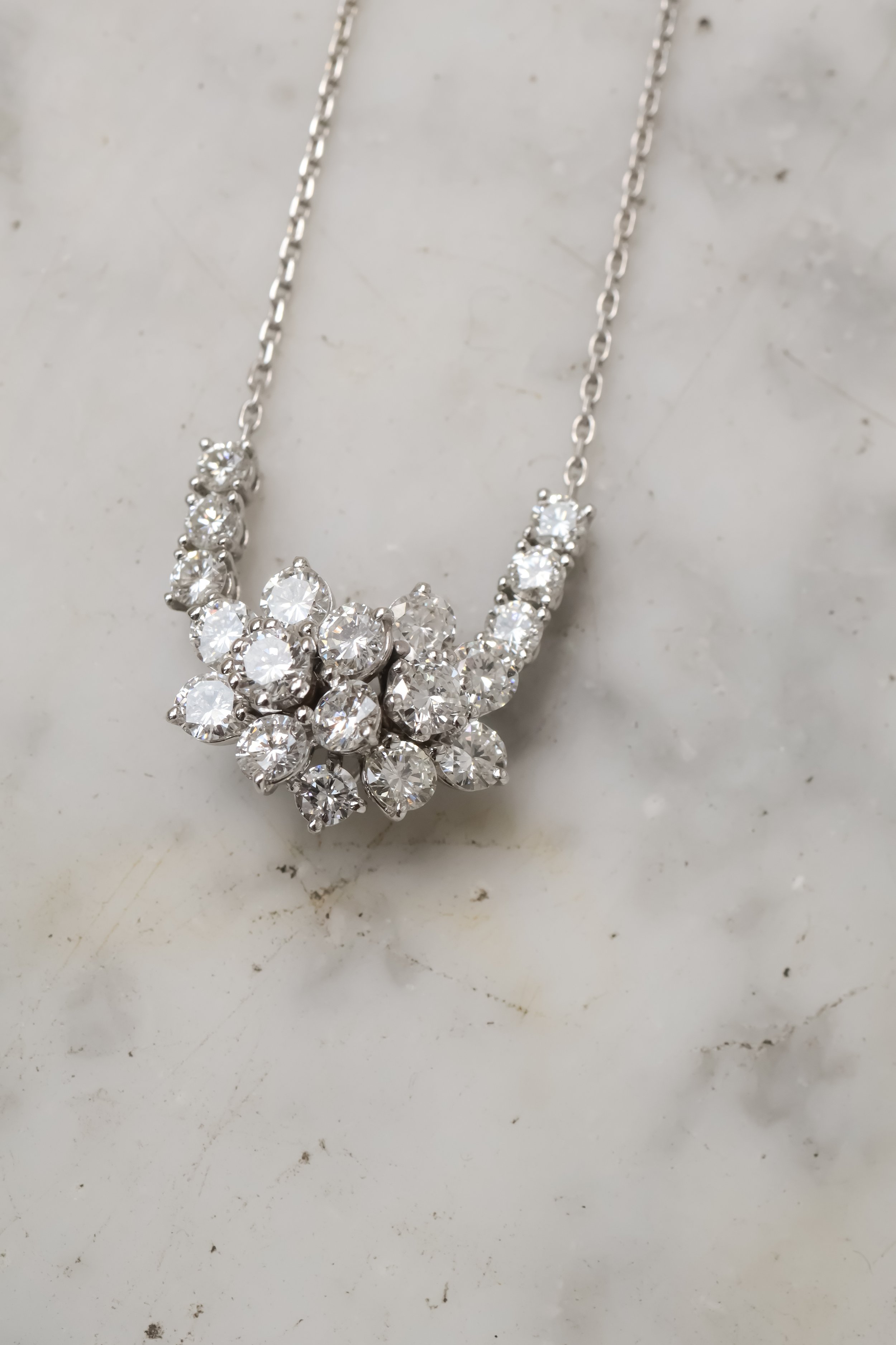 Collier en argent avec pendentif de diamants brillant