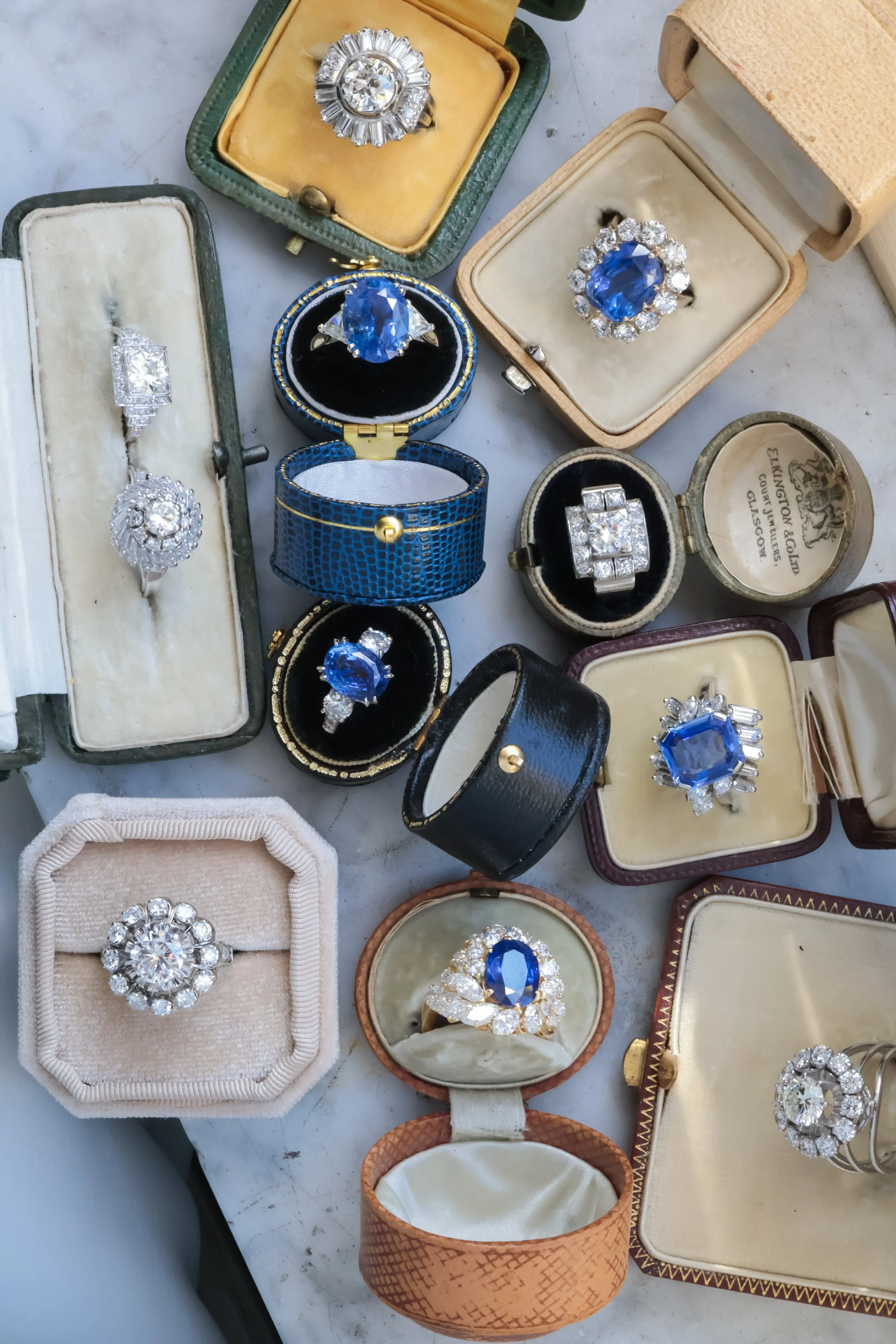 Bagues vintage et anciennes en or et pierres précieuses, présentées dans des écrins anciens, Bijouterie Roullet à Rouen