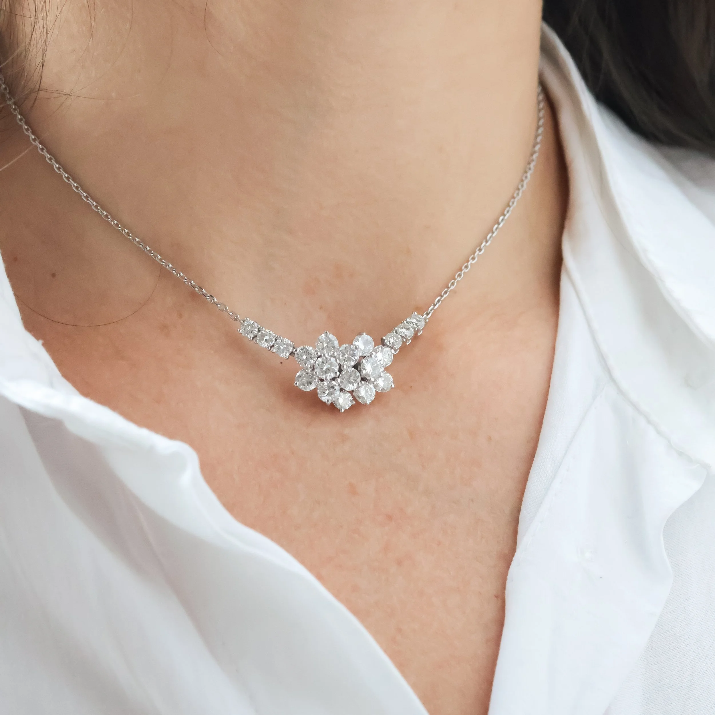 Collier en argent avec pendentif en forme de fleur composé de diamants