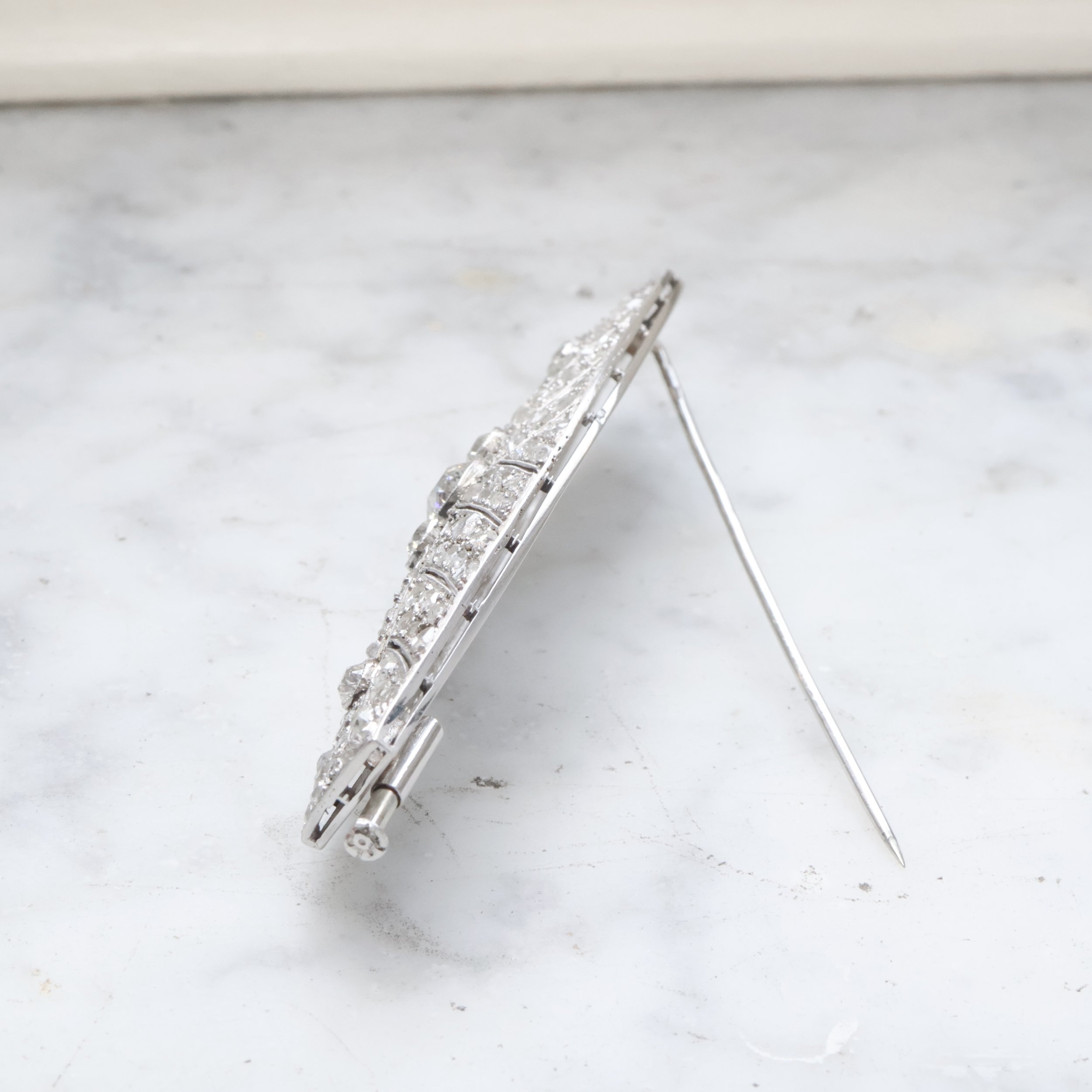 Une broche en platine ornée  de diamants de taille ancienne, broche vue de profil 