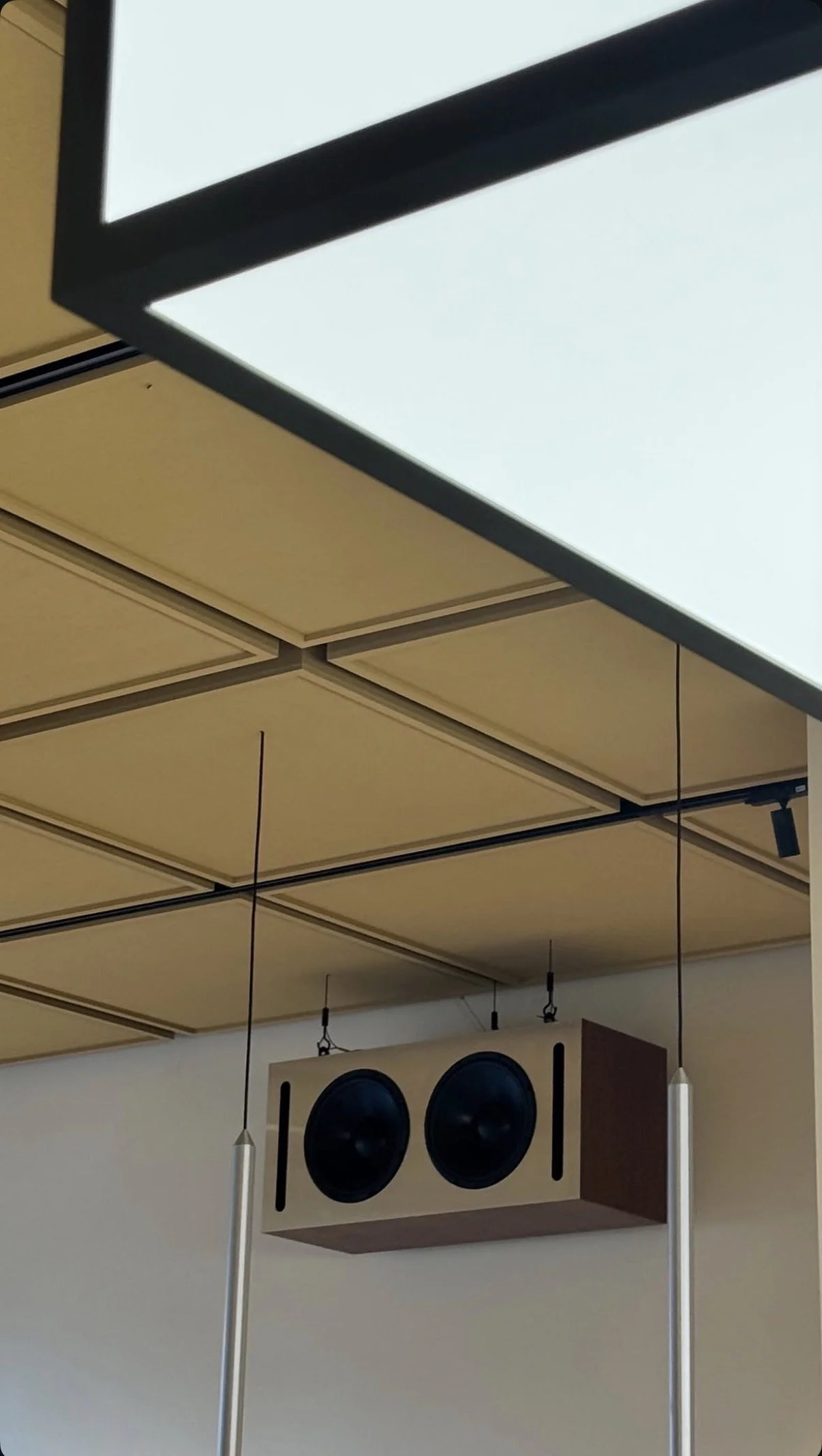 Schallabsorber-Decke mit zwei Lautsprechern von HIGH-FIDELITY.