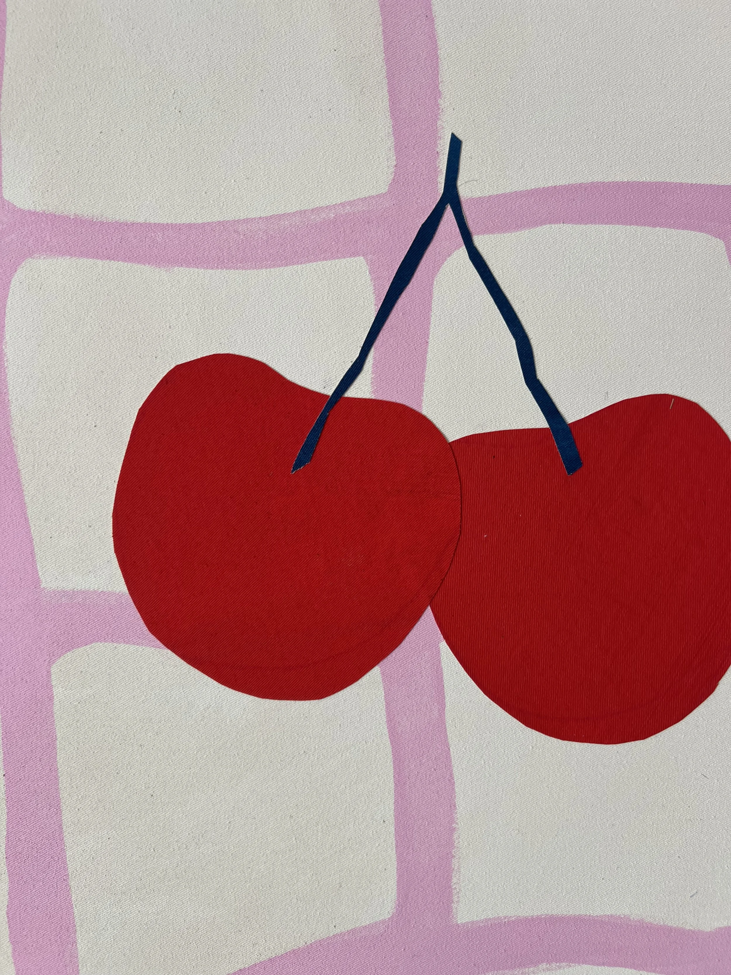 Illustration von zwei roten Kirschen mit blauen Stielen vor einem pinken und weißen Hintergrund.