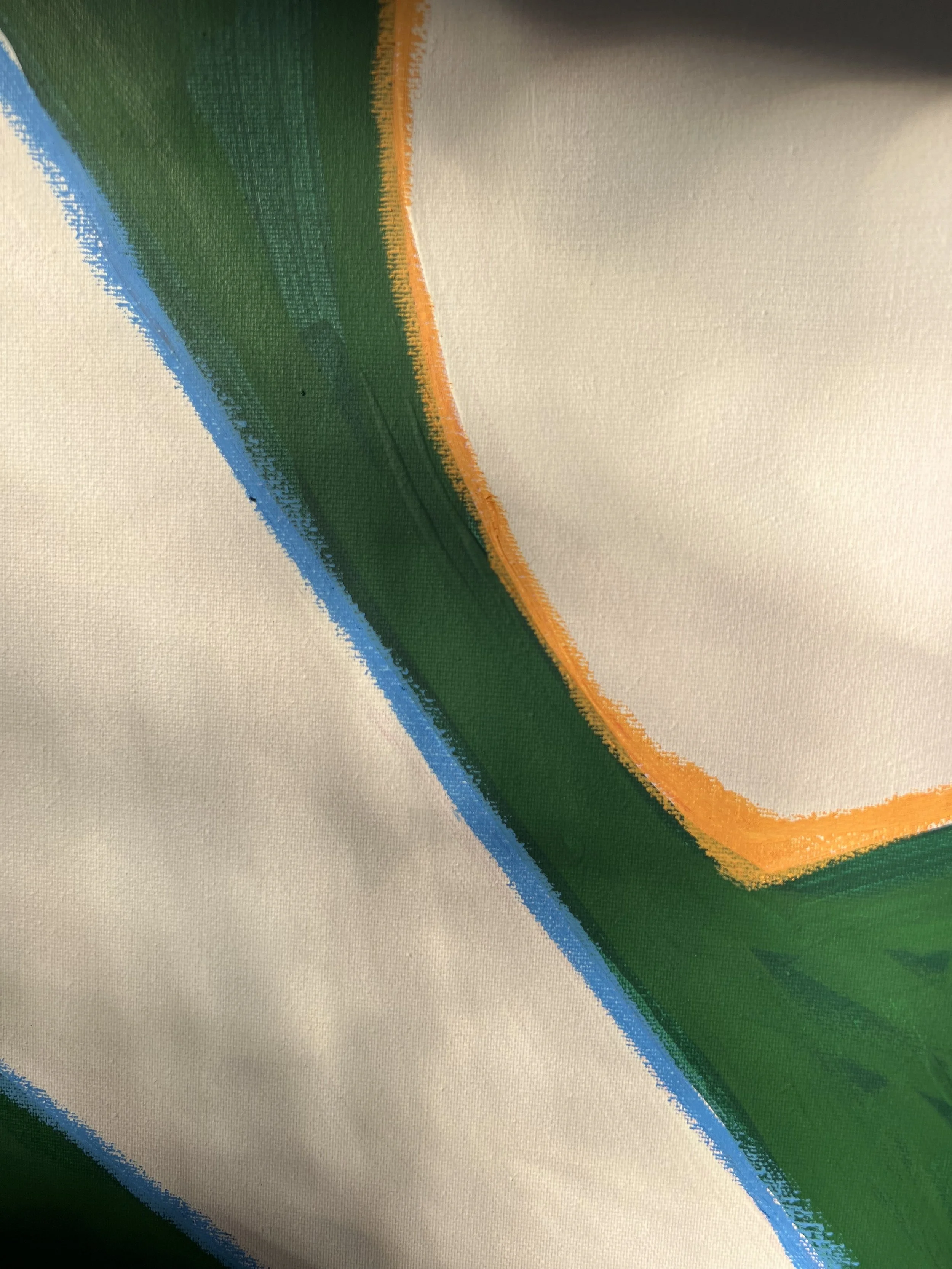 Nahaufnahme eines farbigen Stoffdrucks mit grünen, blauen, orangefarbenen und weißen Bereichen.