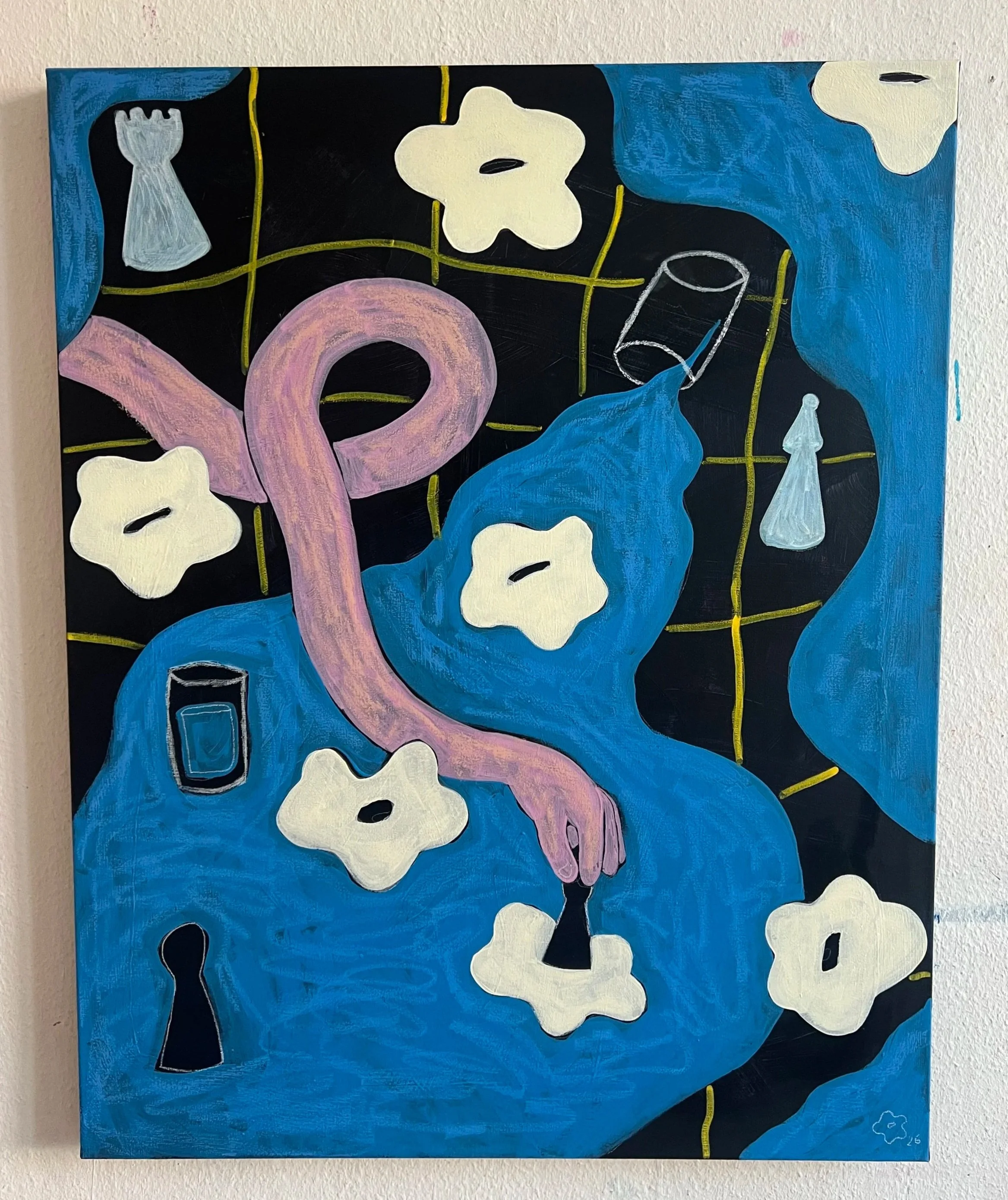 Abstrakte Malerei mit blauen, schwarzen, weißen und pastell-lila Farben; enthält Formen wie Blumen, Flaschen, Schlüssel, eine Gabel und eine Hand.