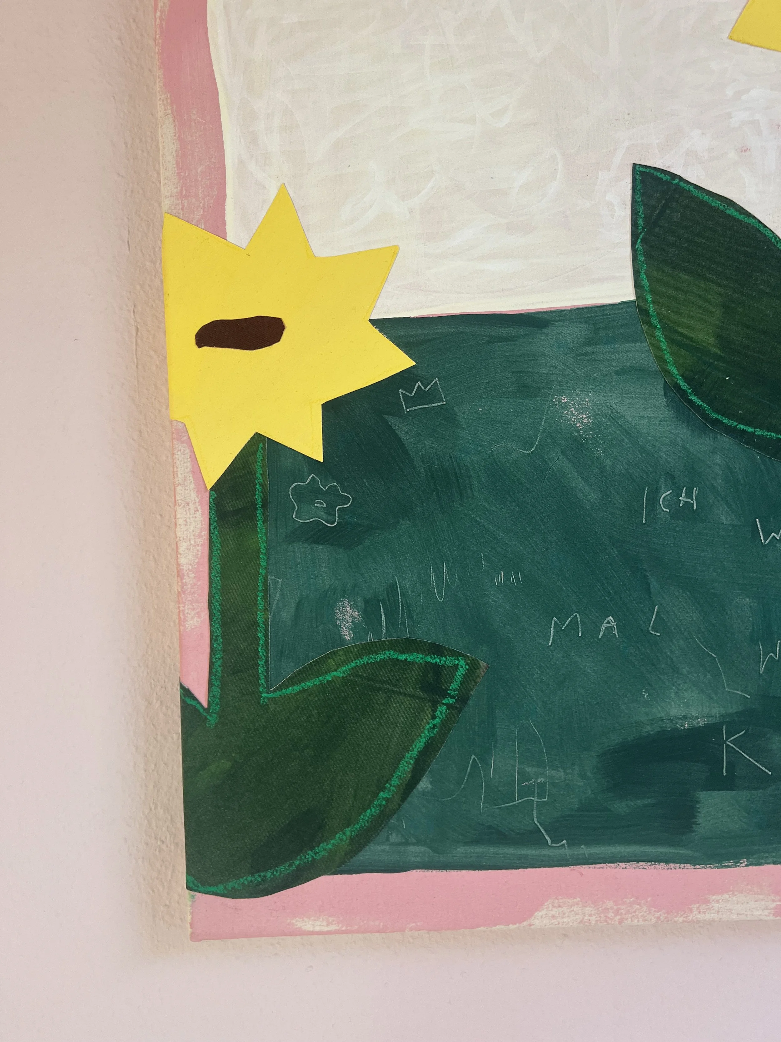 Kunstwerk einer Sonnenblume aus Papier, mit grünen Blättern und einem gelben Blütenkopf, auf einem pinken und weißen Hintergrund.