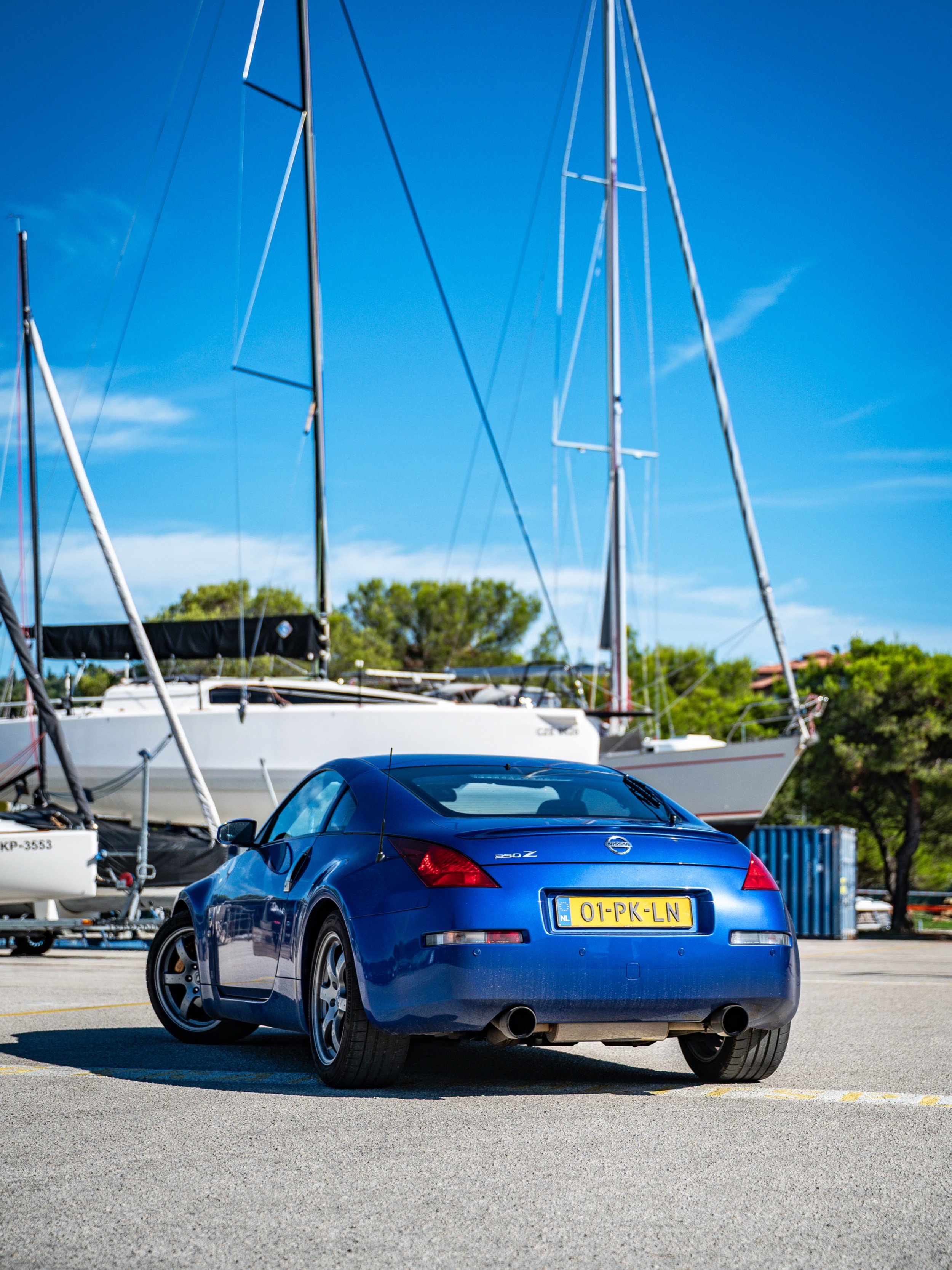Not only Porsches are a good fit for marinas. This blue Fairlady seems pretty comfortable in Marina Portorož @marina.portoroz too. #350z #nissan350z #fairlady #nissan