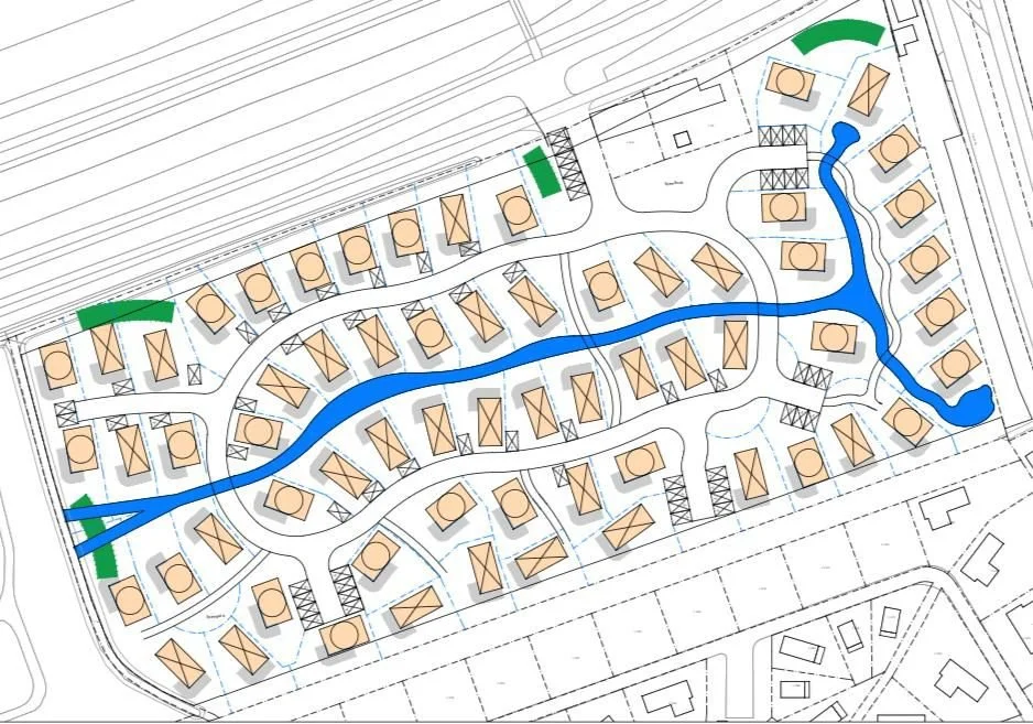 Een plattegrond van het vakantiepark. Het water is gemarkeerd in blauw, de vakantiewoningen in oranje, en de groene gebieden in groen.