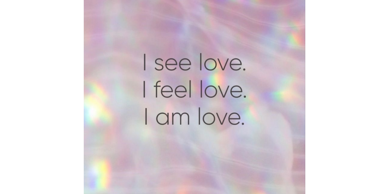 Citation sur un fond pastel irisé : "Je vois l'amour. Je ressens l'amour. Je suis l'amour."