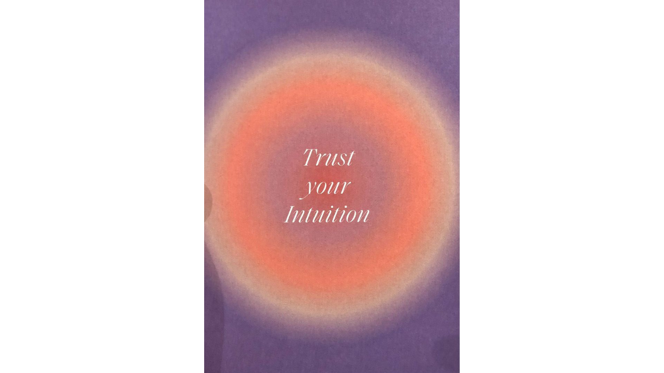 Une image avec un fond violet et un cercle de dégradé de couleurs chaudes, contenant le texte "Trust your Intuition" en blanc, en italique.