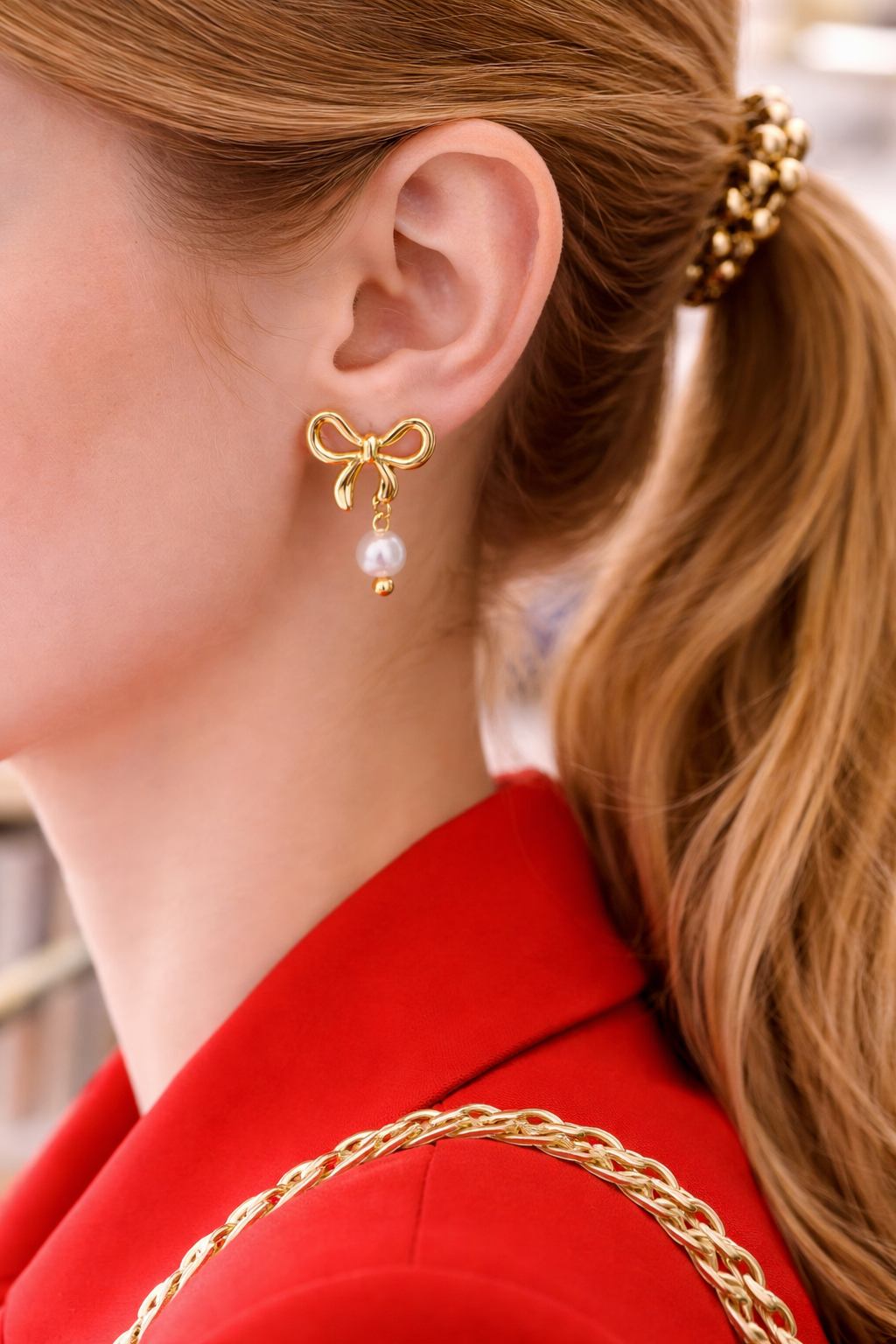 Golden bow and pearl earring.png