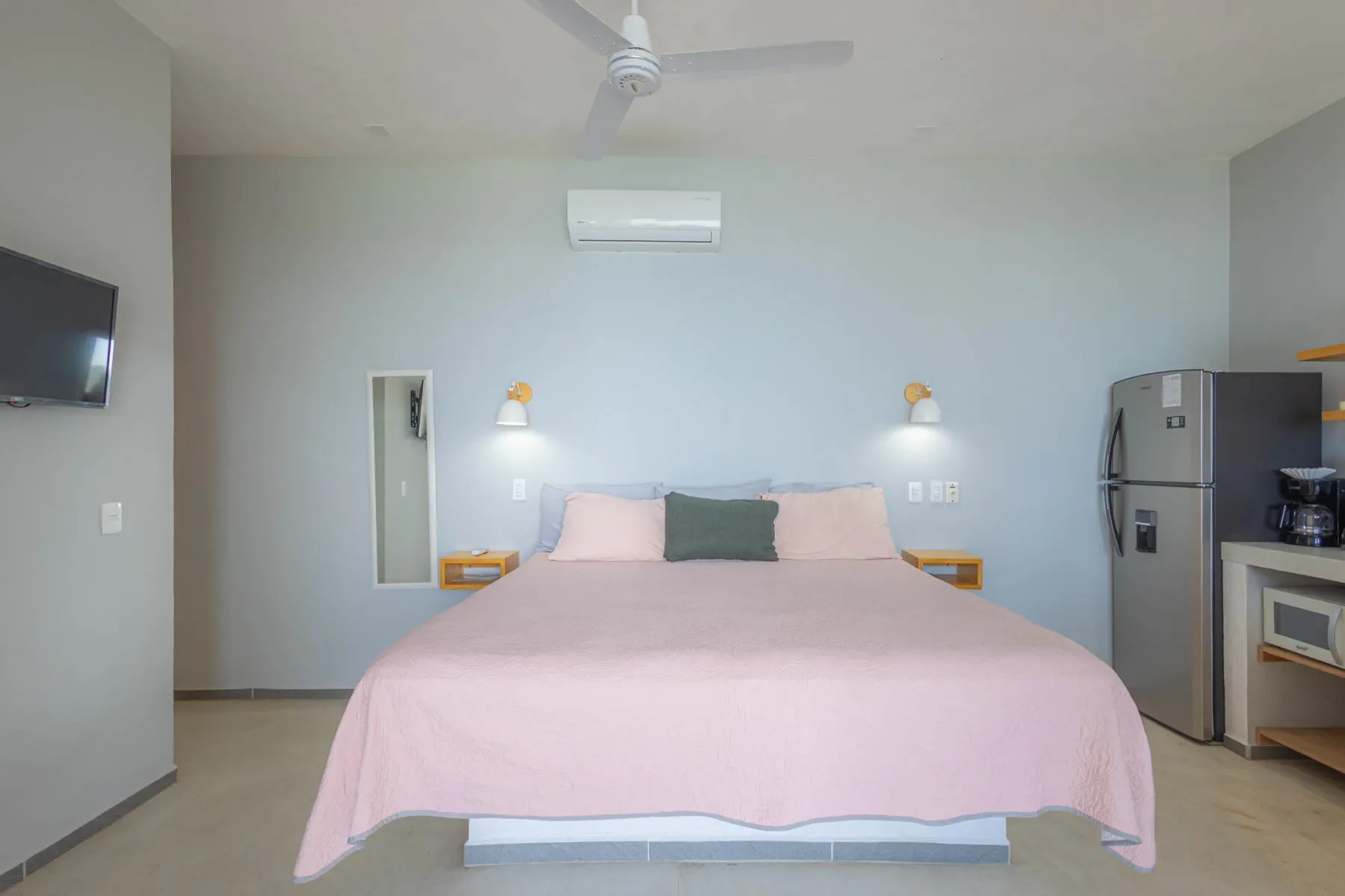 Studio #2 October 2023 web size (4).webp