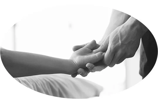 Deux mains se tiennent, une main d'enfant et une main d'adulte, dans une poignée de main.