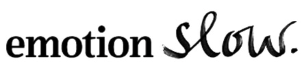 Das Bild zeigt den Text 'emotion' in fetter Schrift und 'slow.' in handschriftlicher Schrift